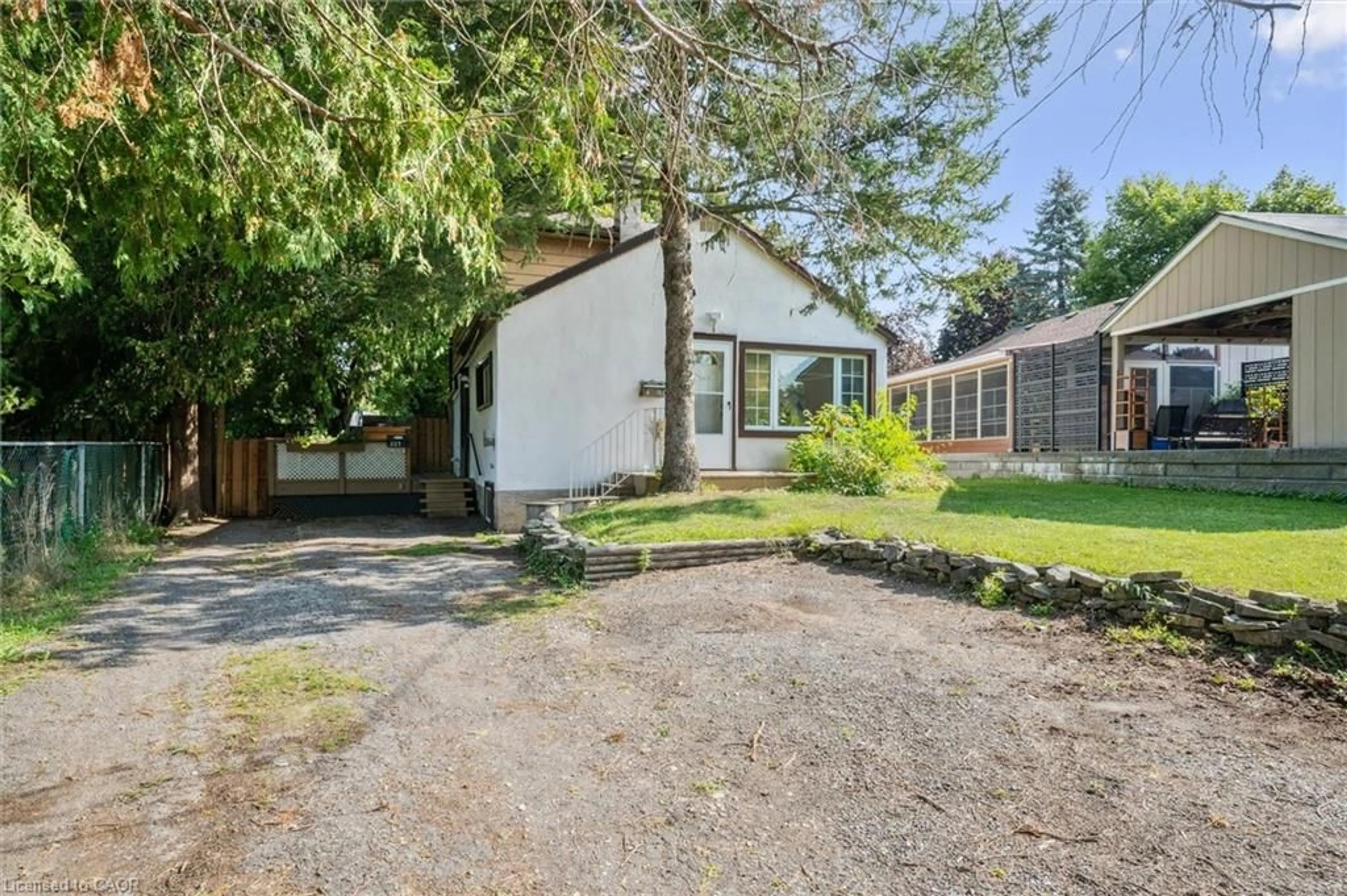 A pic from outside/outdoor area/front of a property/back of a property/a pic from drone, street for 321 Vine St, Cambridge Ontario N3H 2Y5