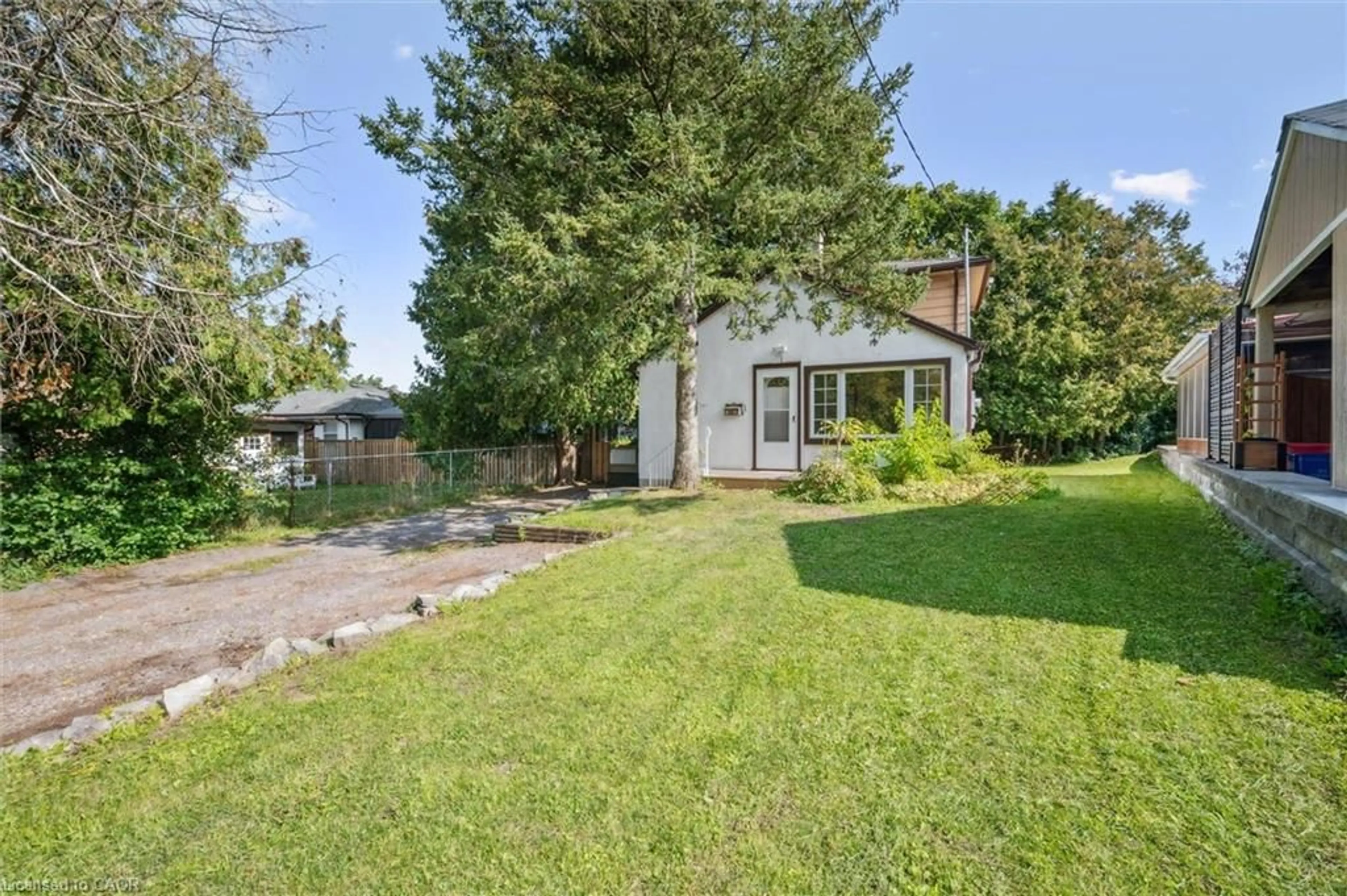 A pic from outside/outdoor area/front of a property/back of a property/a pic from drone, street for 321 Vine St, Cambridge Ontario N3H 2Y5