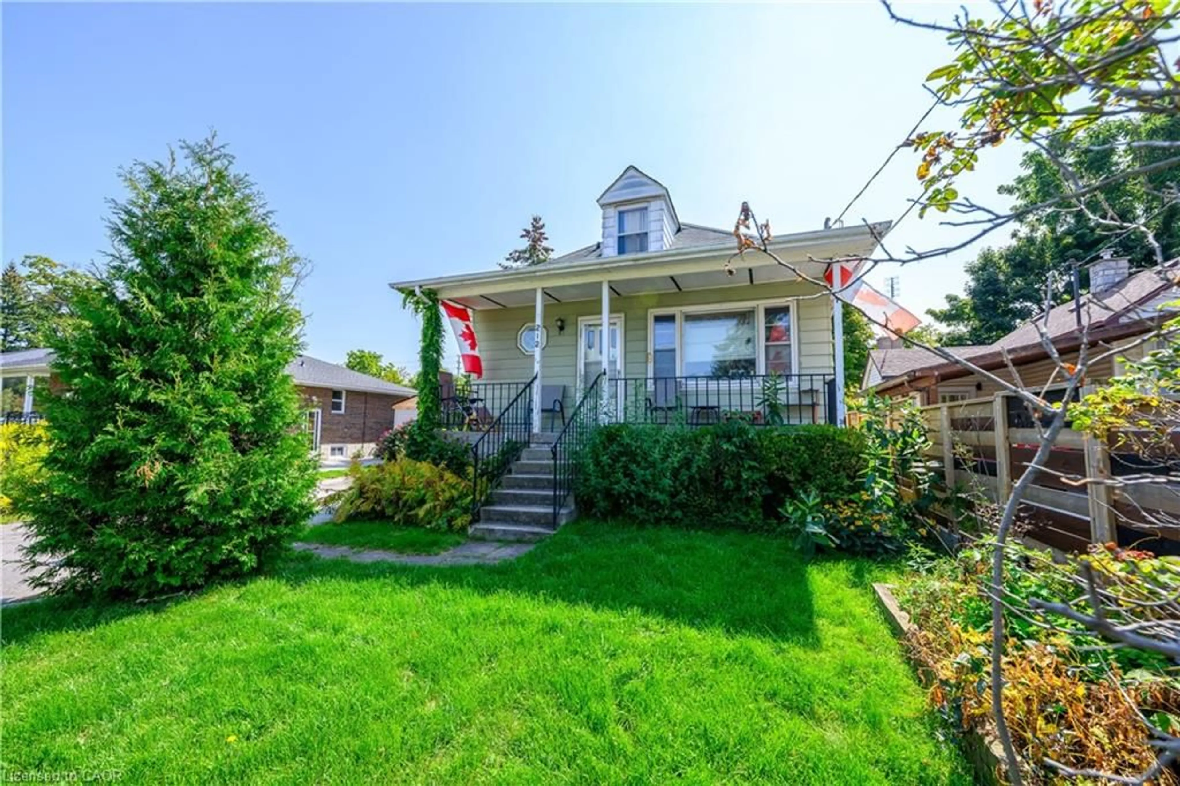 Home with vinyl exterior material, street for 212 Troy St, Mississauga Ontario L5G 1S7