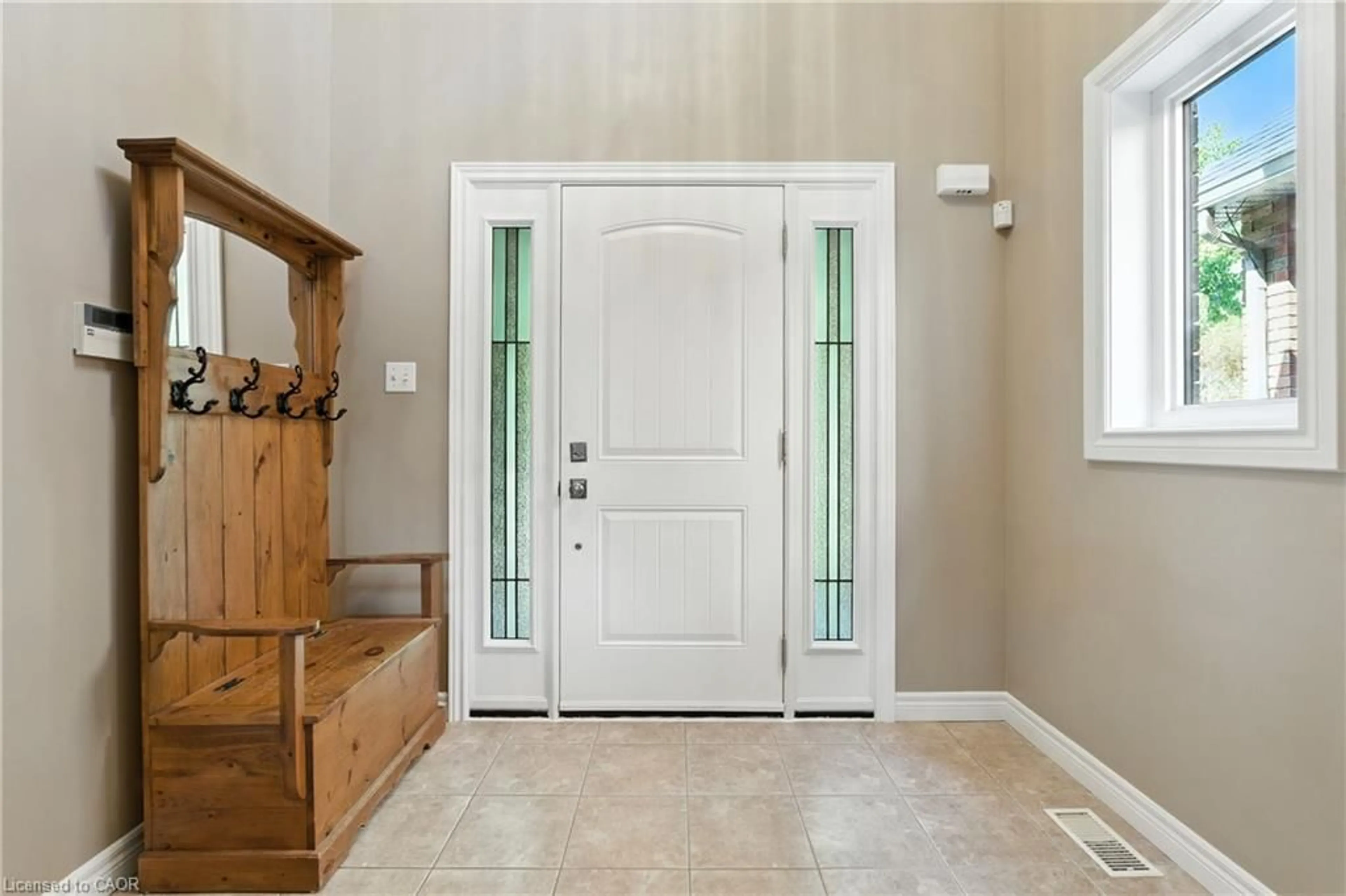 Indoor entryway for 516 Sandcherry Dr, Burlington Ontario L7T 4L5