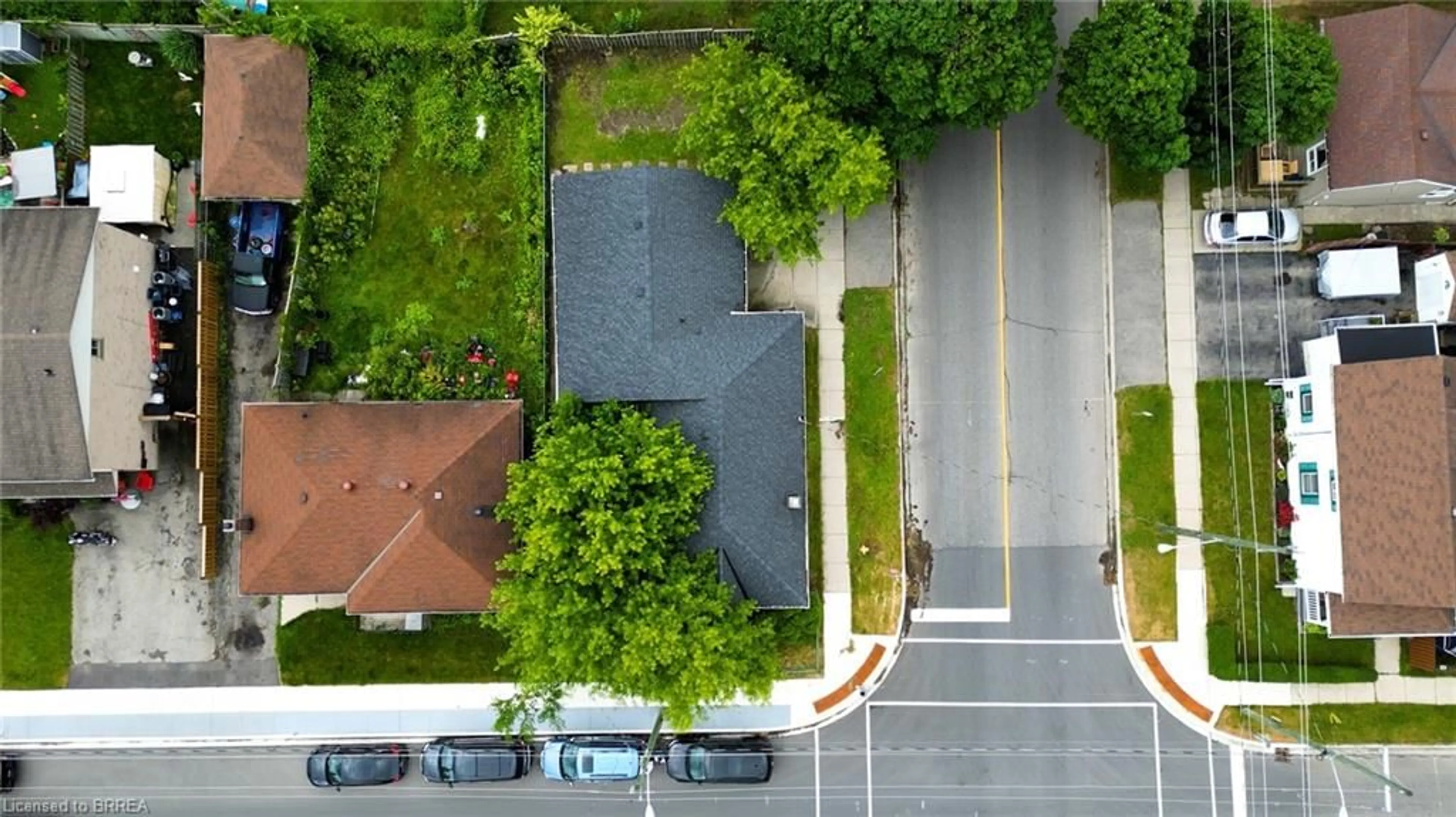 A pic from outside/outdoor area/front of a property/back of a property/a pic from drone, street for 284 Rawdon St, Brantford Ontario N3S 6G8