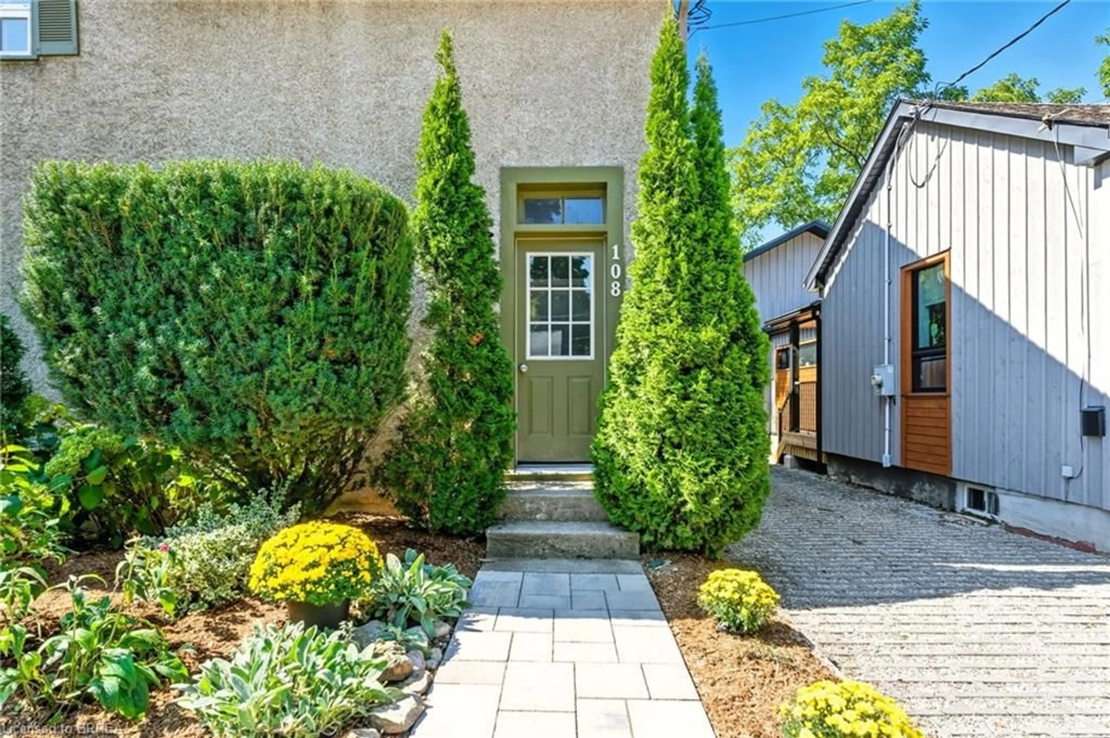 Indoor entryway for 108 West River St, Paris Ontario N3L 2V1