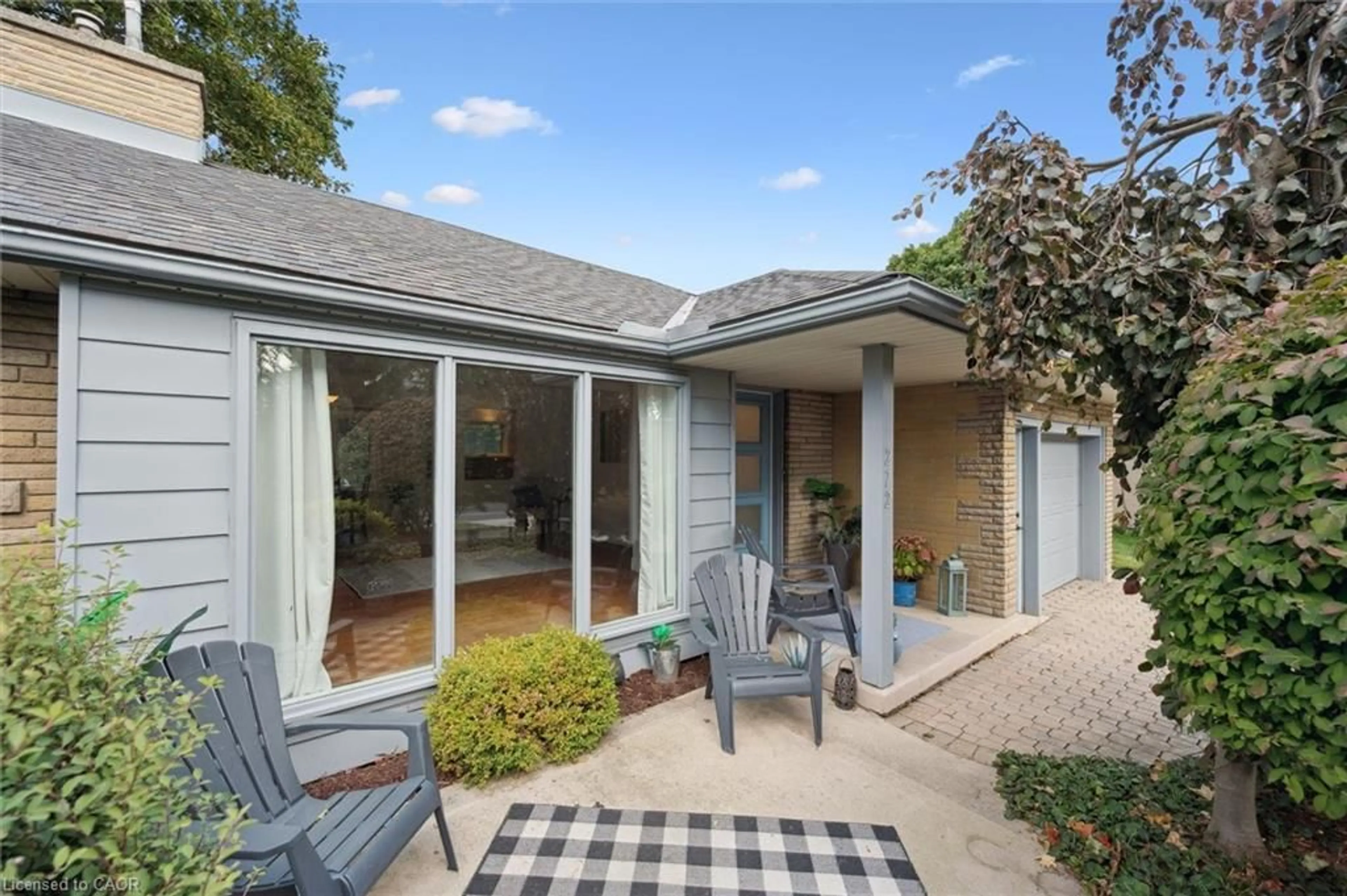 Patio, street for 272 Hartwood Pl, Kitchener Ontario N2H 6B5