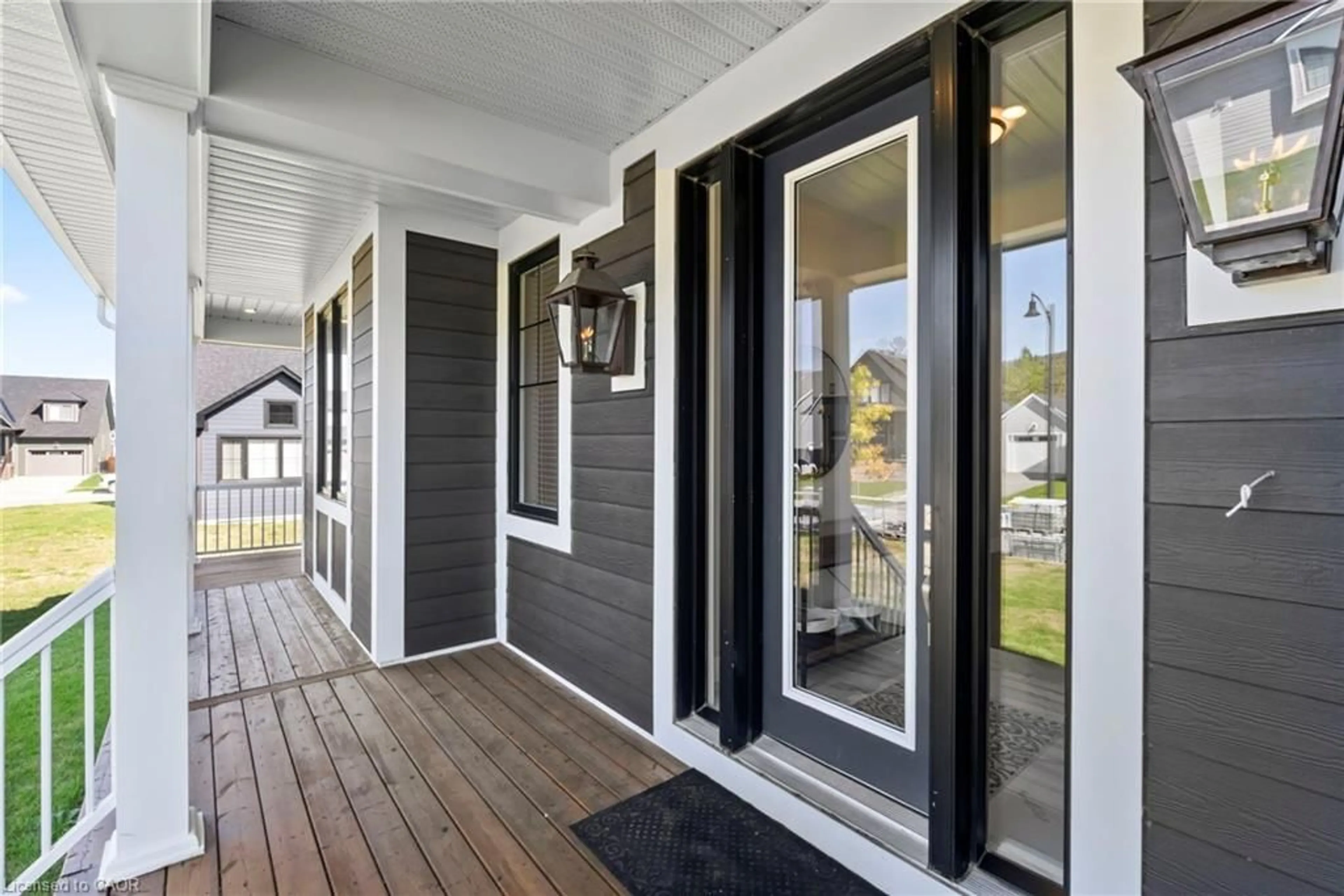 Indoor entryway for 150 Courtland St, Collingwood Ontario L9Y 5L7