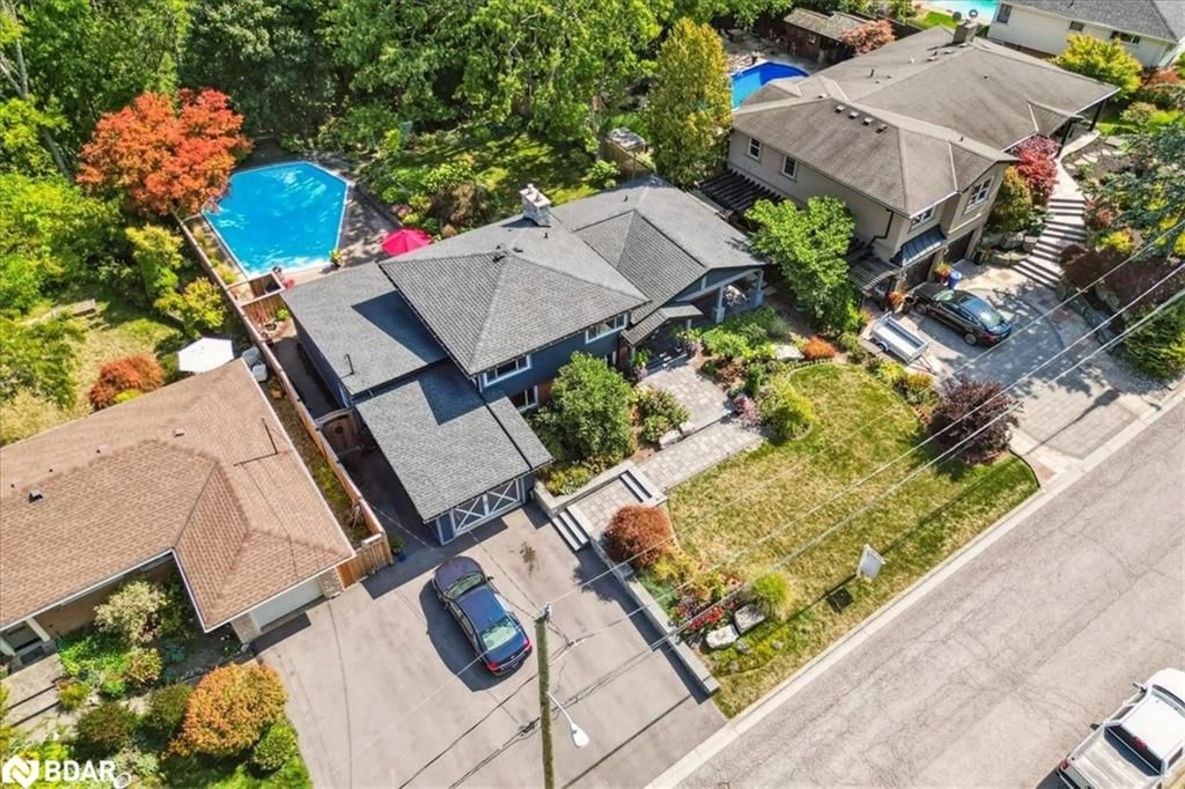 A pic from outside/outdoor area/front of a property/back of a property/a pic from drone, street for 18 Brentwood Dr, Hamilton Ontario L9H 3N3