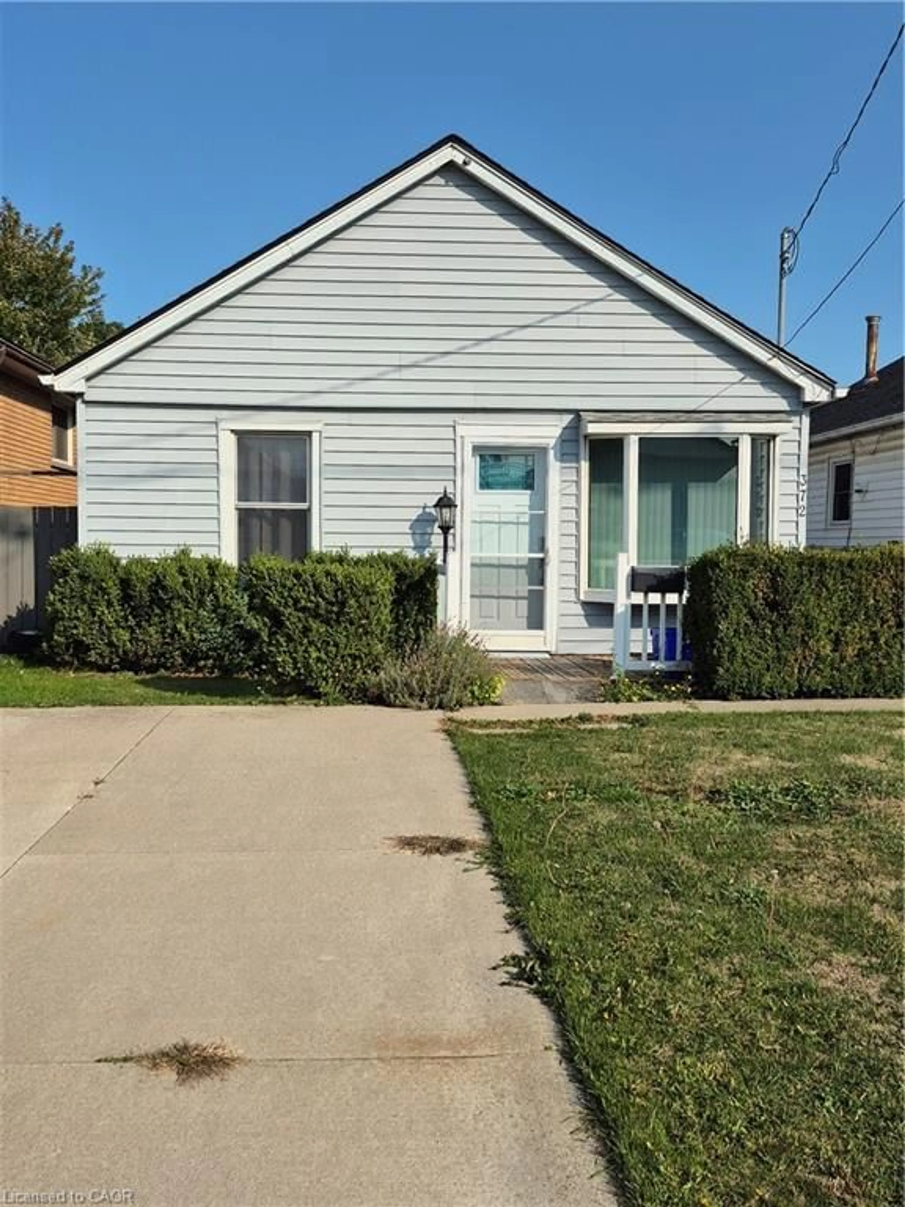 Home with vinyl exterior material, street for 372 Waverly St, Hamilton Ontario L8H 6R2