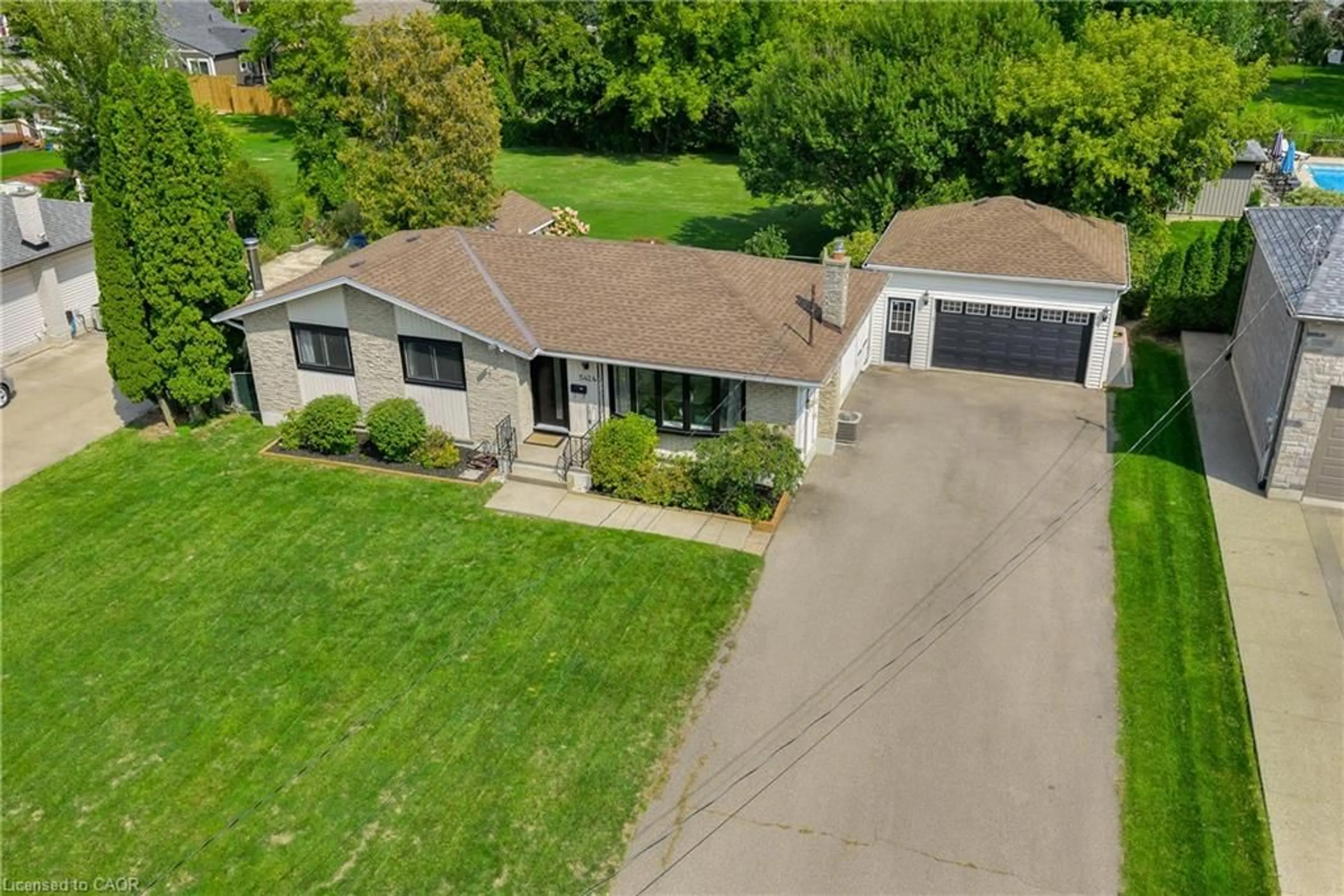 A pic from outside/outdoor area/front of a property/back of a property/a pic from drone, street for 5424 Green Ave, Niagara Falls Ontario L2H 1P6