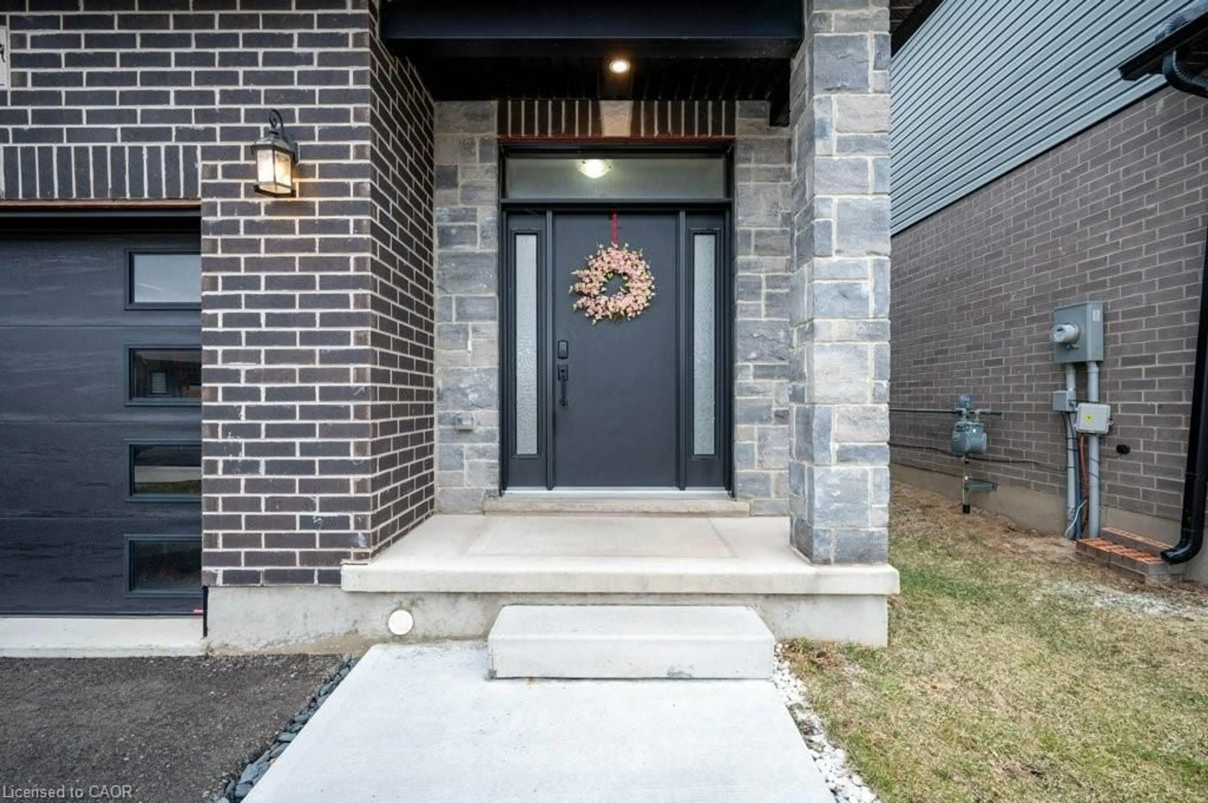 Home with brick exterior material, street for 904 Chapel Hill Court, Kitchener Ontario N2R 0P4