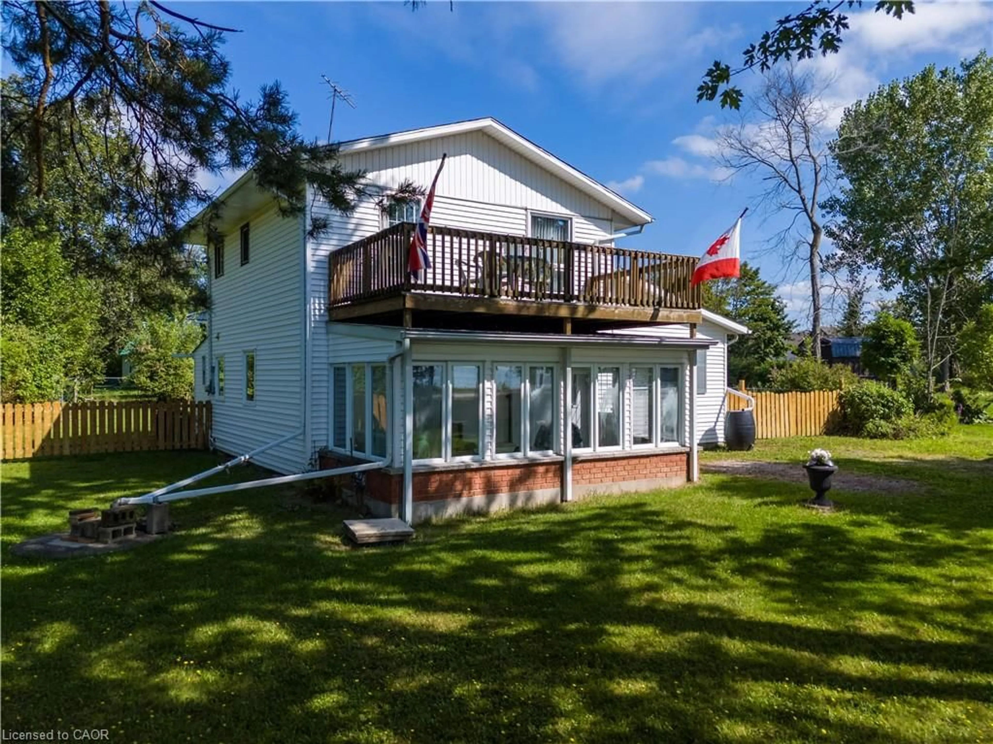 Home with vinyl exterior material, water/lake/river/ocean view for 2431 Lakeshore Rd, Dunnville Ontario N1A 2W8