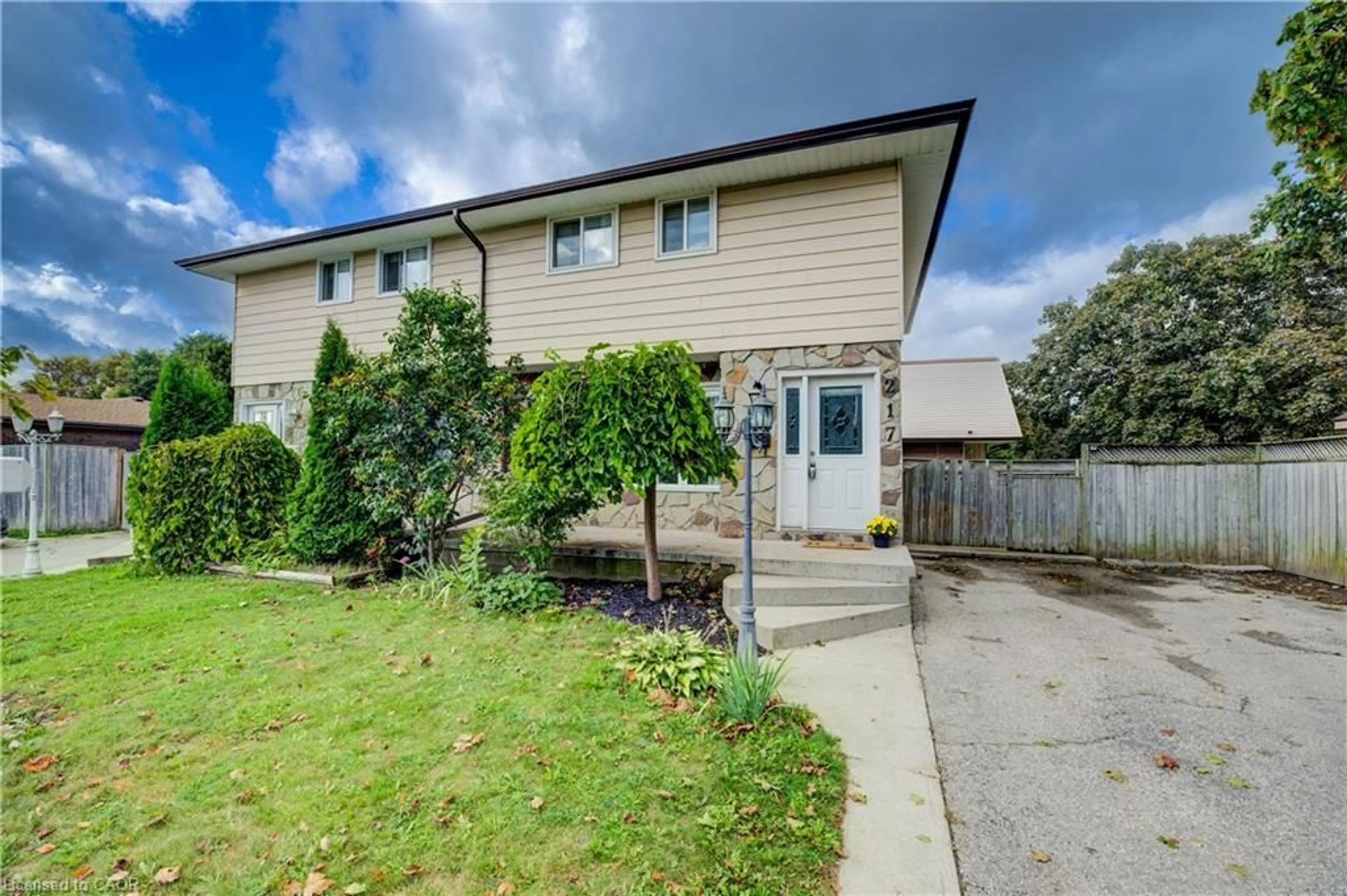 A pic from outside/outdoor area/front of a property/back of a property/a pic from drone, street for 217 Southwood Dr, Cambridge Ontario N1S 3S3