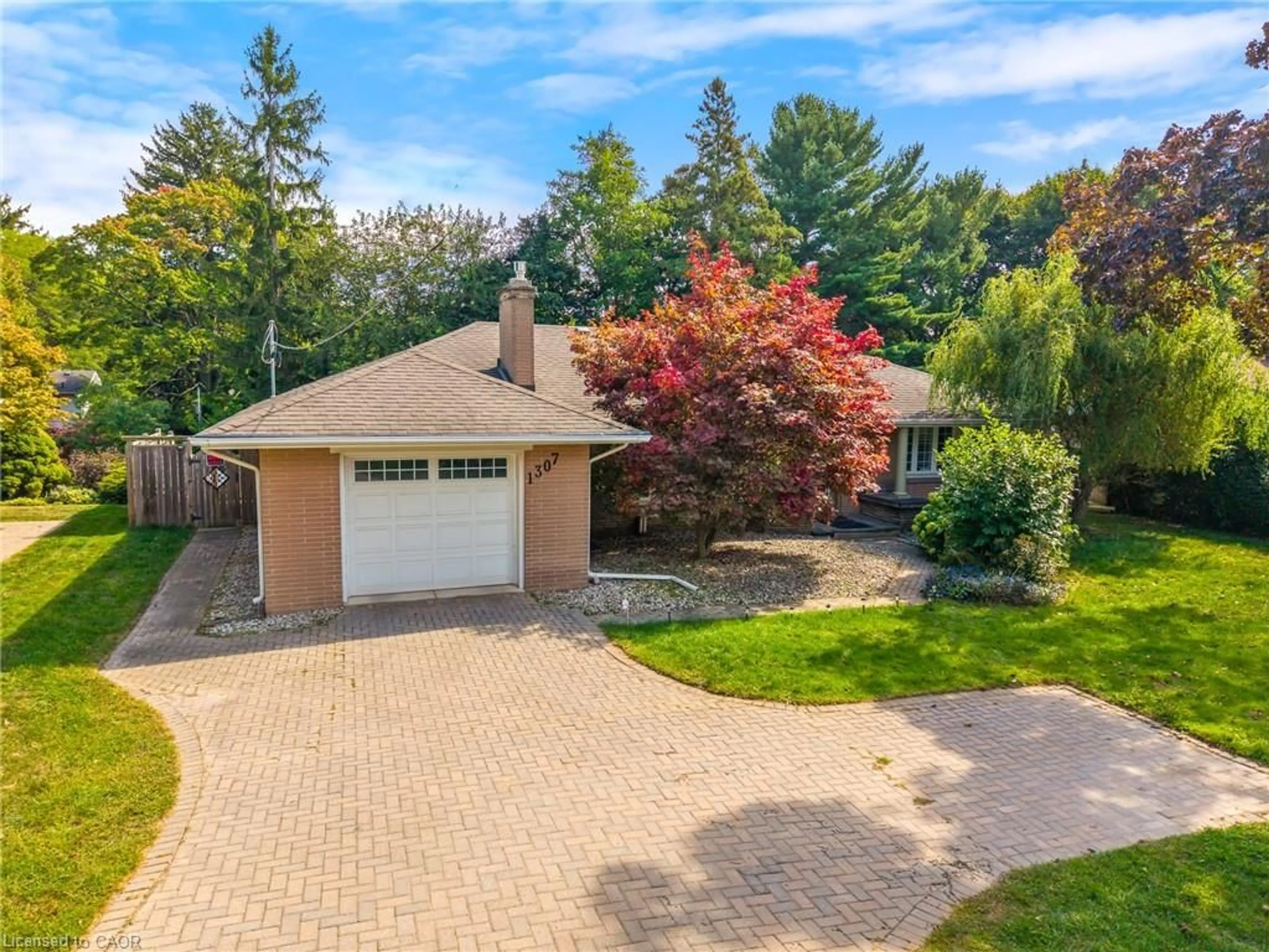 A pic from outside/outdoor area/front of a property/back of a property/a pic from drone, street for 1307 Pelham St, Fonthill Ontario L0S 1E0