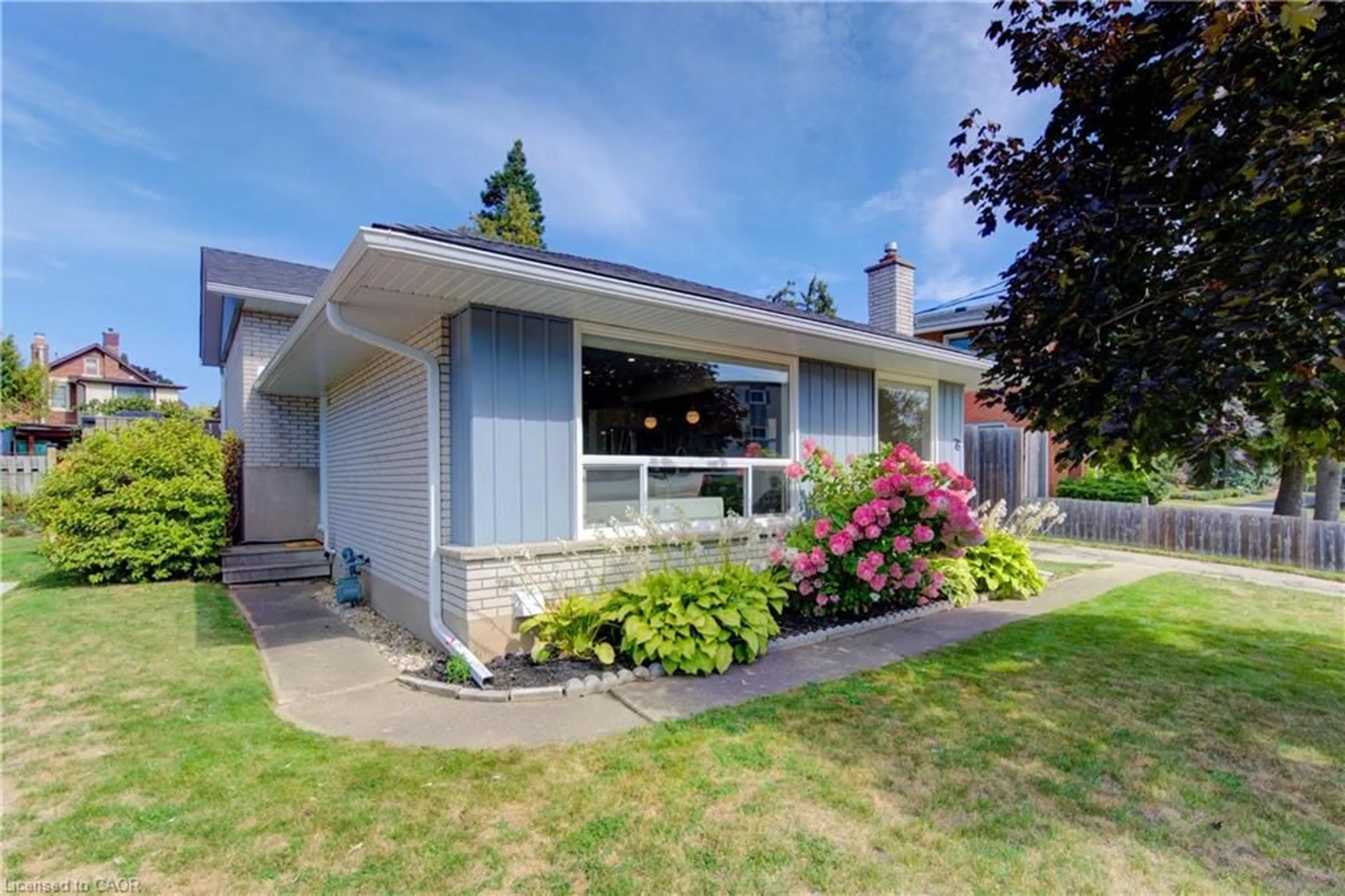 Home with vinyl exterior material, street for 76 Kenwood Dr, Kitchener Ontario N2B 3H2