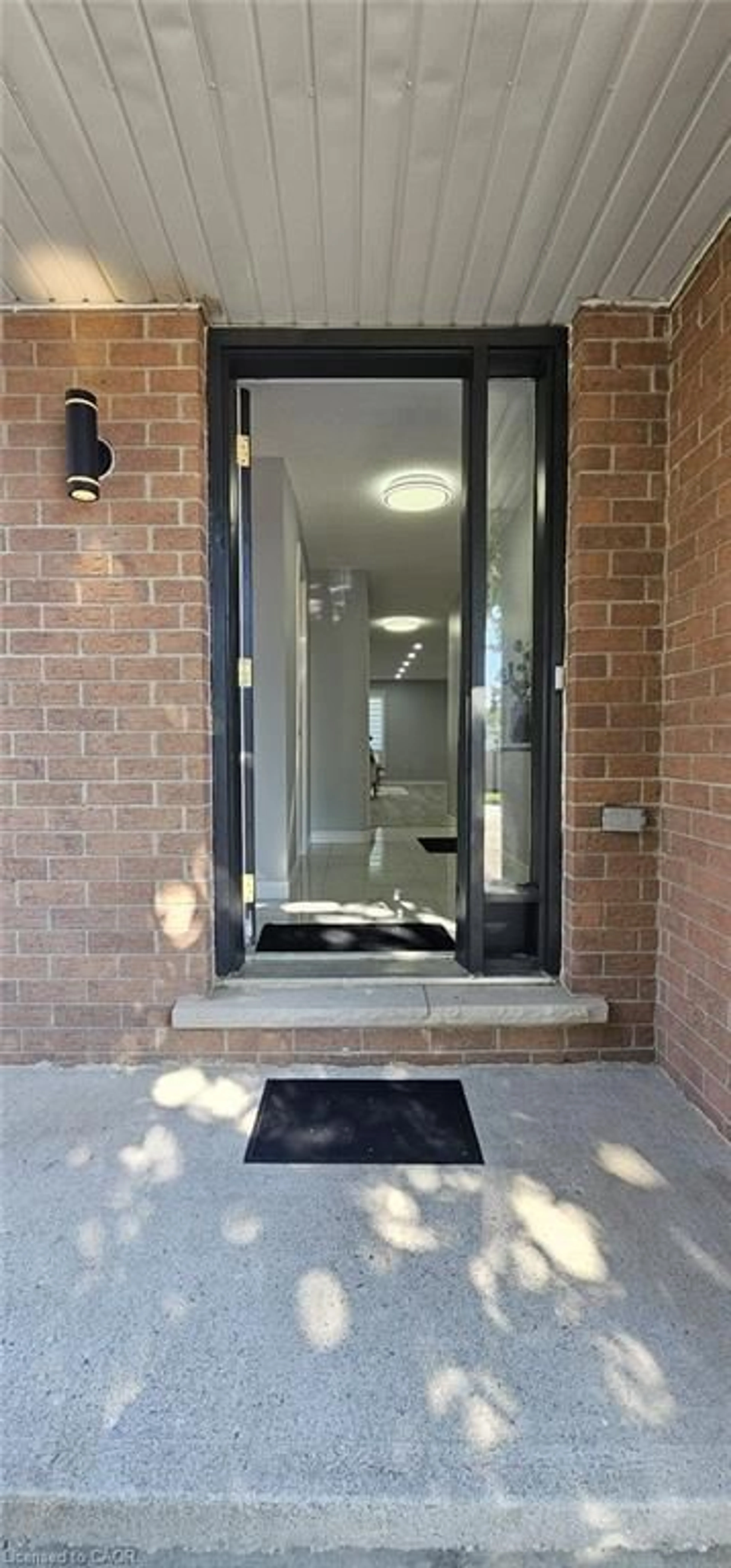 Indoor foyer for 38 Poplar Dr, Cambridge Ontario N3C 3X2