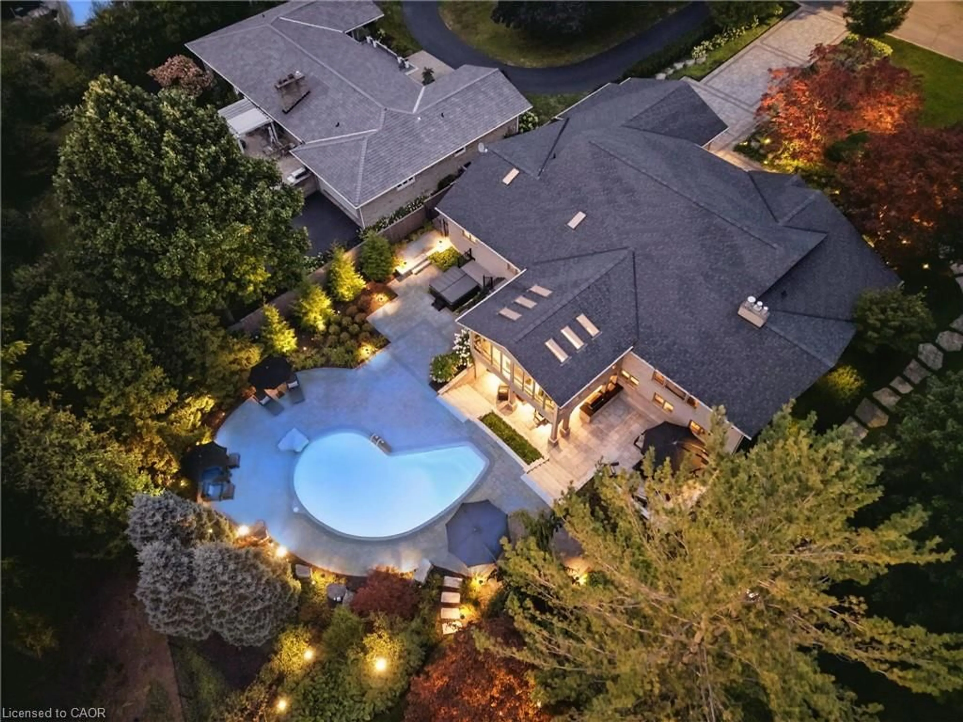 A pic from outside/outdoor area/front of a property/back of a property/a pic from drone, street for 25 Sunset Dr, Simcoe Ontario N3Y 4G2