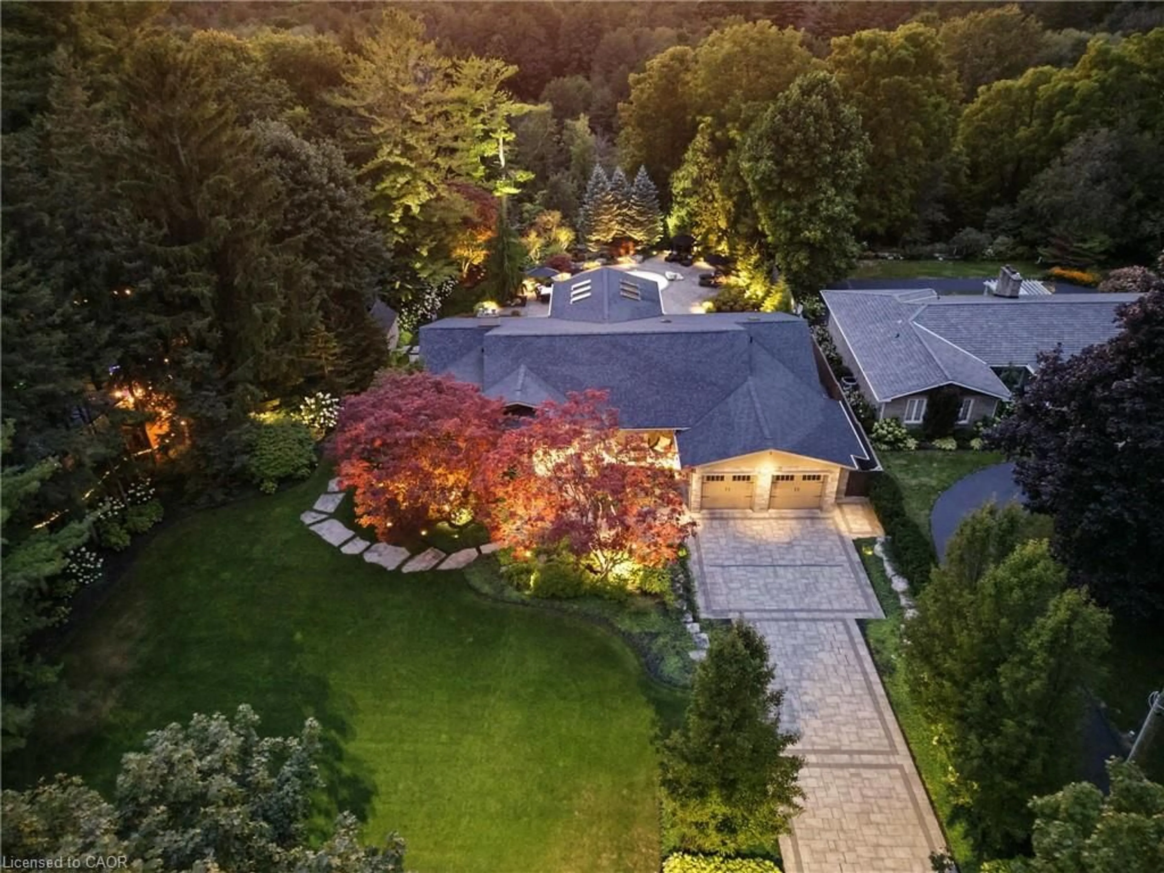 A pic from outside/outdoor area/front of a property/back of a property/a pic from drone, street for 25 Sunset Dr, Simcoe Ontario N3Y 4G2