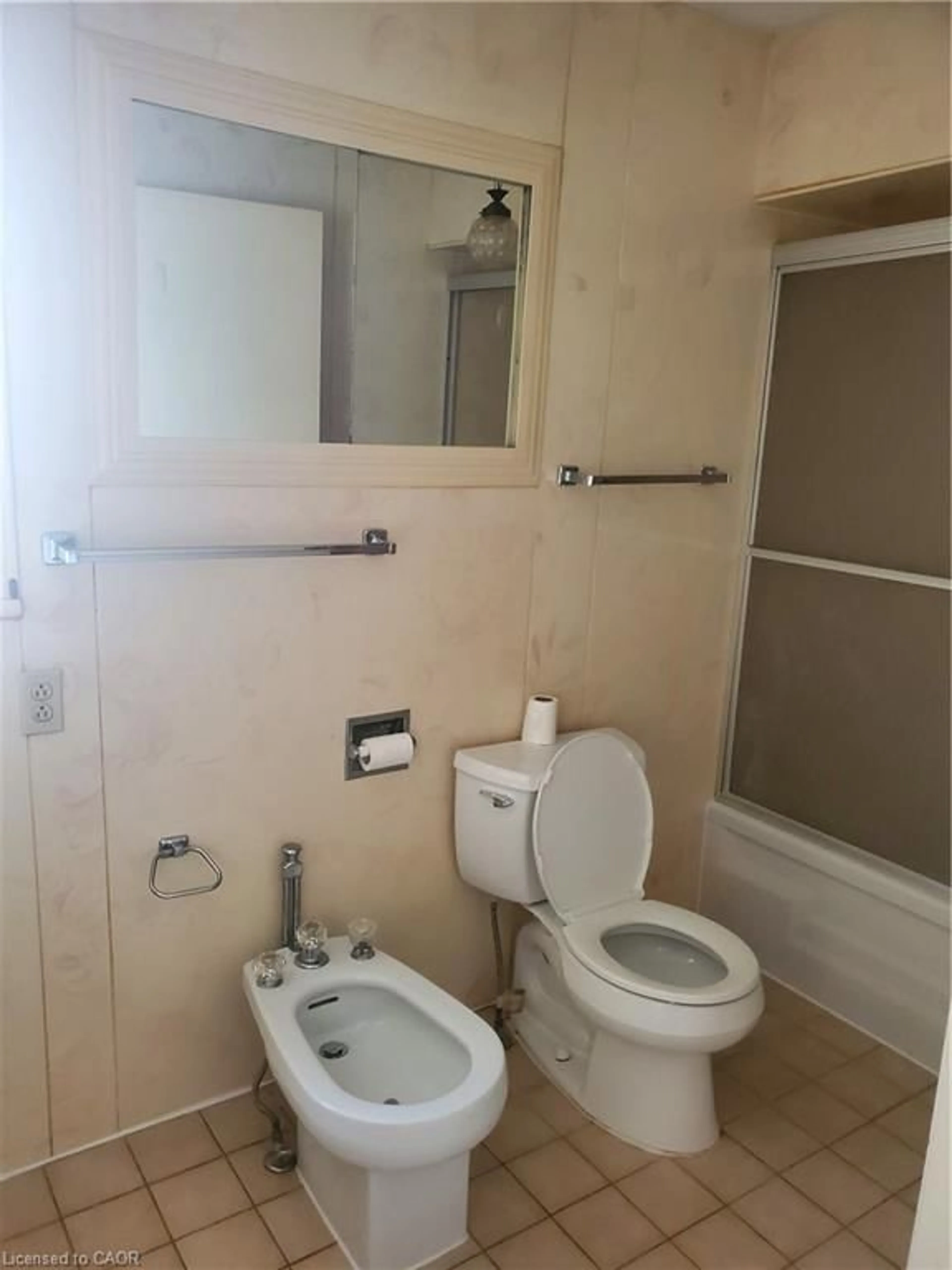 Standard bathroom, floor is not visible for 107 Cathcart St, Hamilton Ontario L8L 5A1