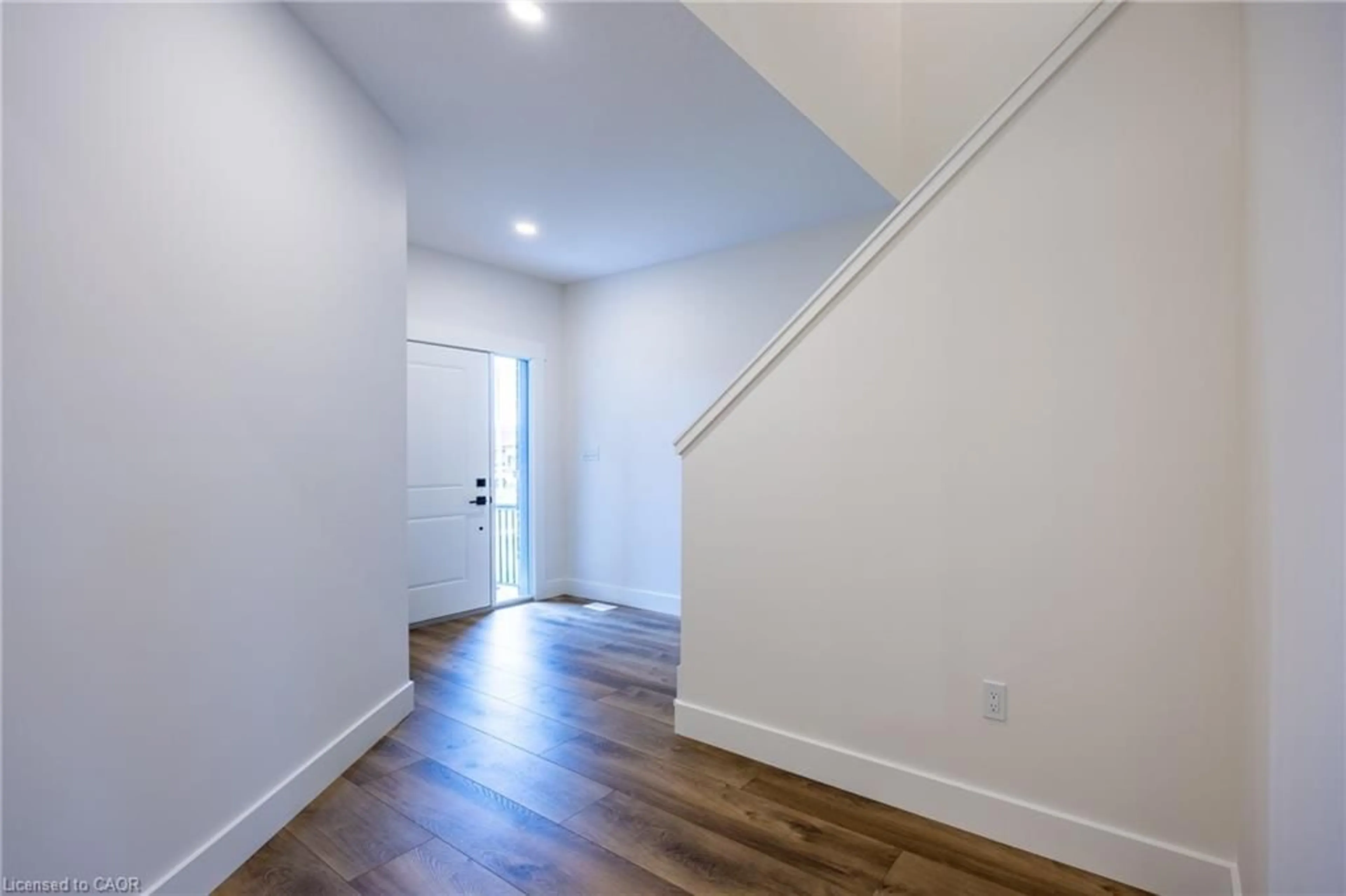 Indoor entryway for 103 Amber St, Waterford Ontario N0E 1Y0