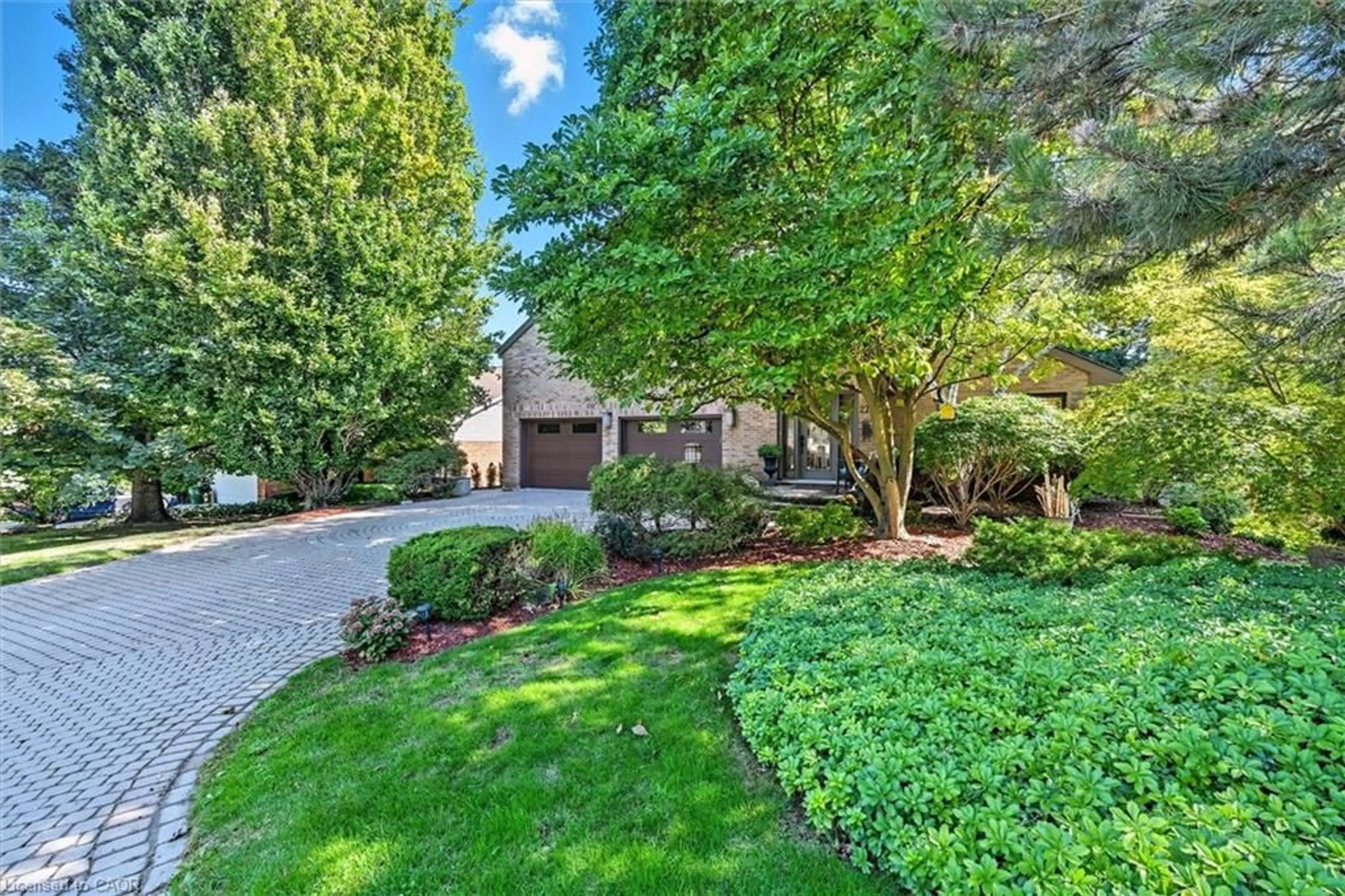 A pic from outside/outdoor area/front of a property/back of a property/a pic from drone, street for 275 Greenbriar Rd, Ancaster Ontario L9G 2V4