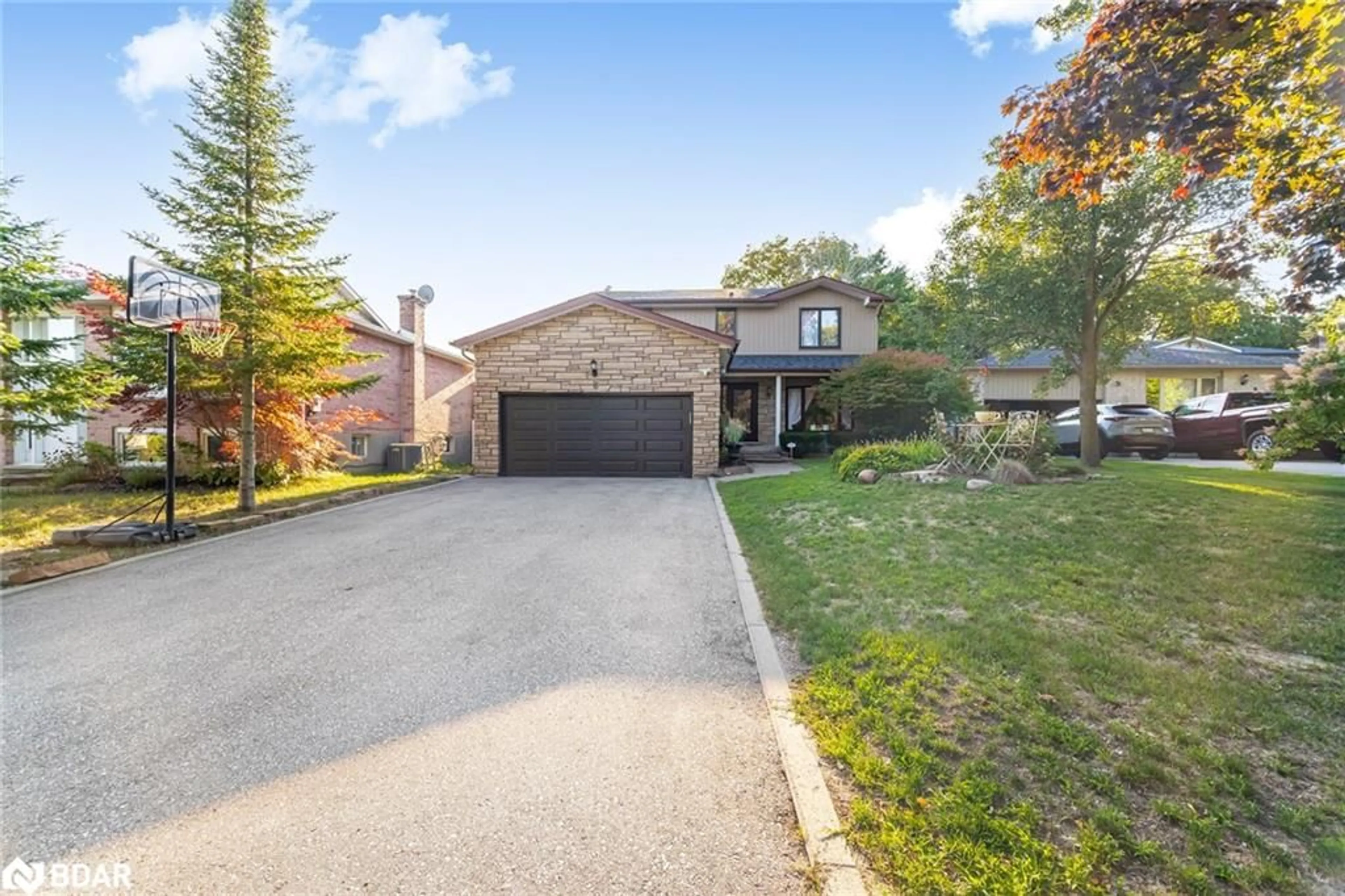 A pic from outside/outdoor area/front of a property/back of a property/a pic from drone, street for 6 Hollis Cres, York Ontario L9N 1E7