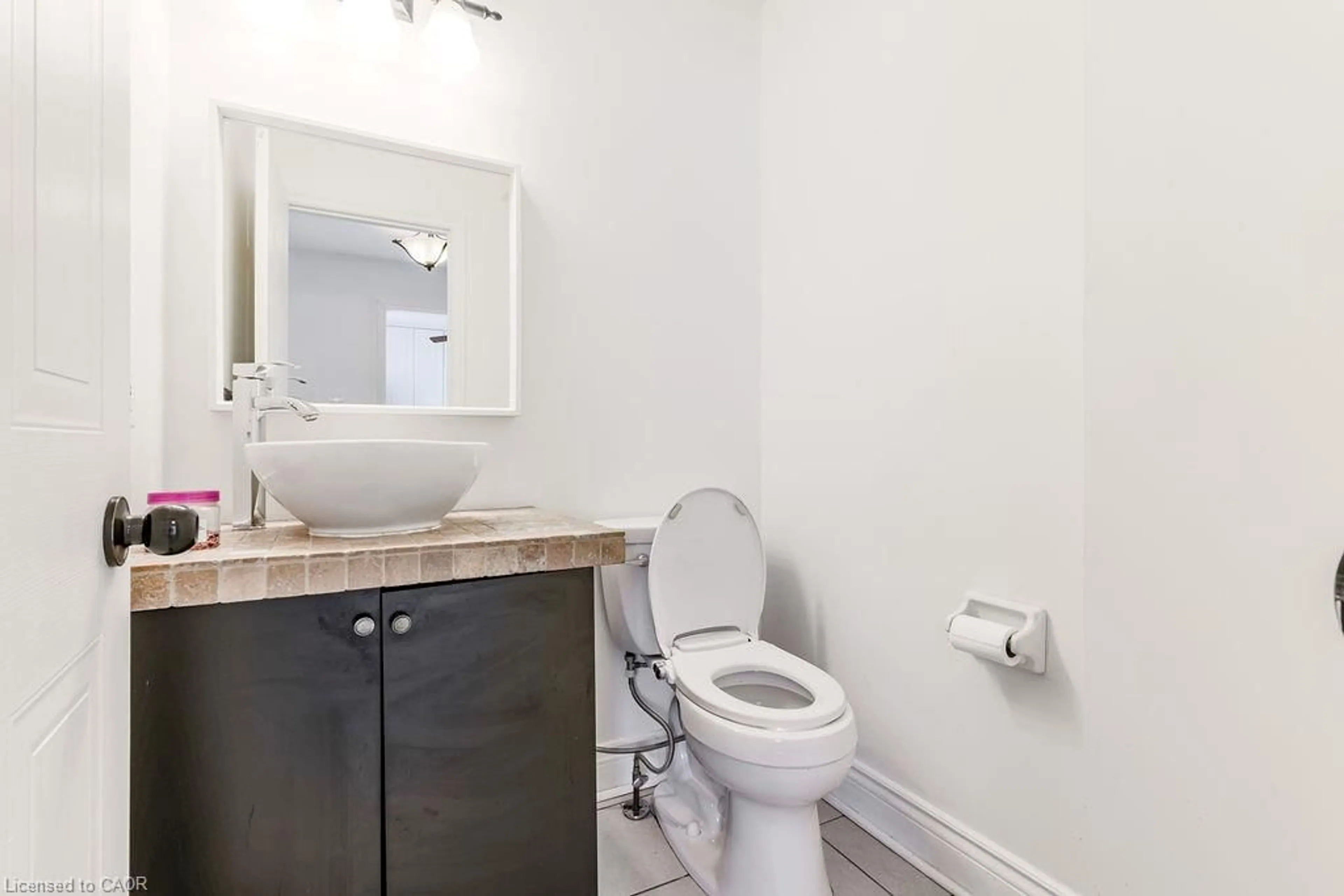 Standard bathroom, ceramic/tile floor for 48 Morgan Dr, Caledonia Ontario N3W 1H7
