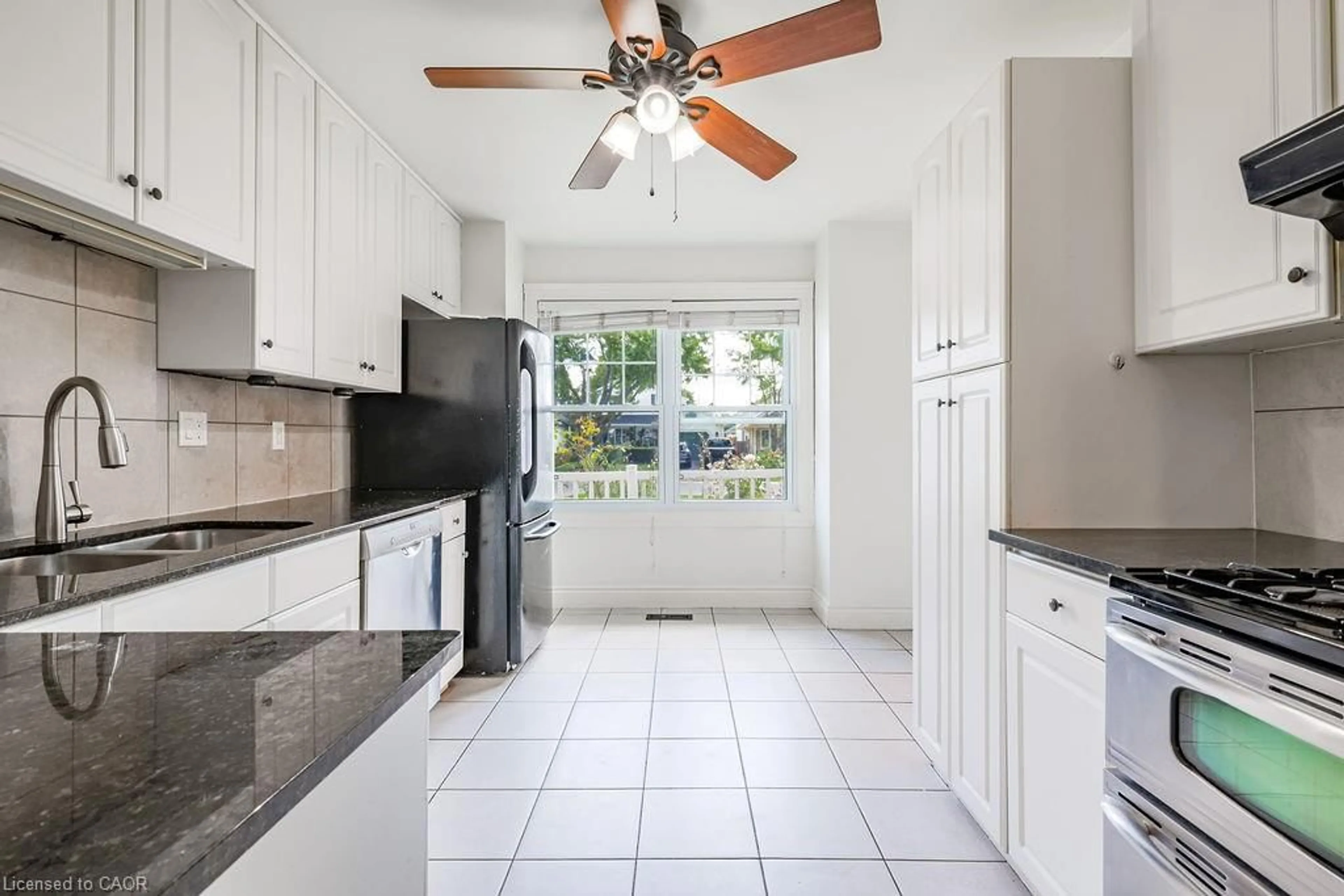 Standard kitchen, ceramic/tile floor for 48 Morgan Dr, Caledonia Ontario N3W 1H7