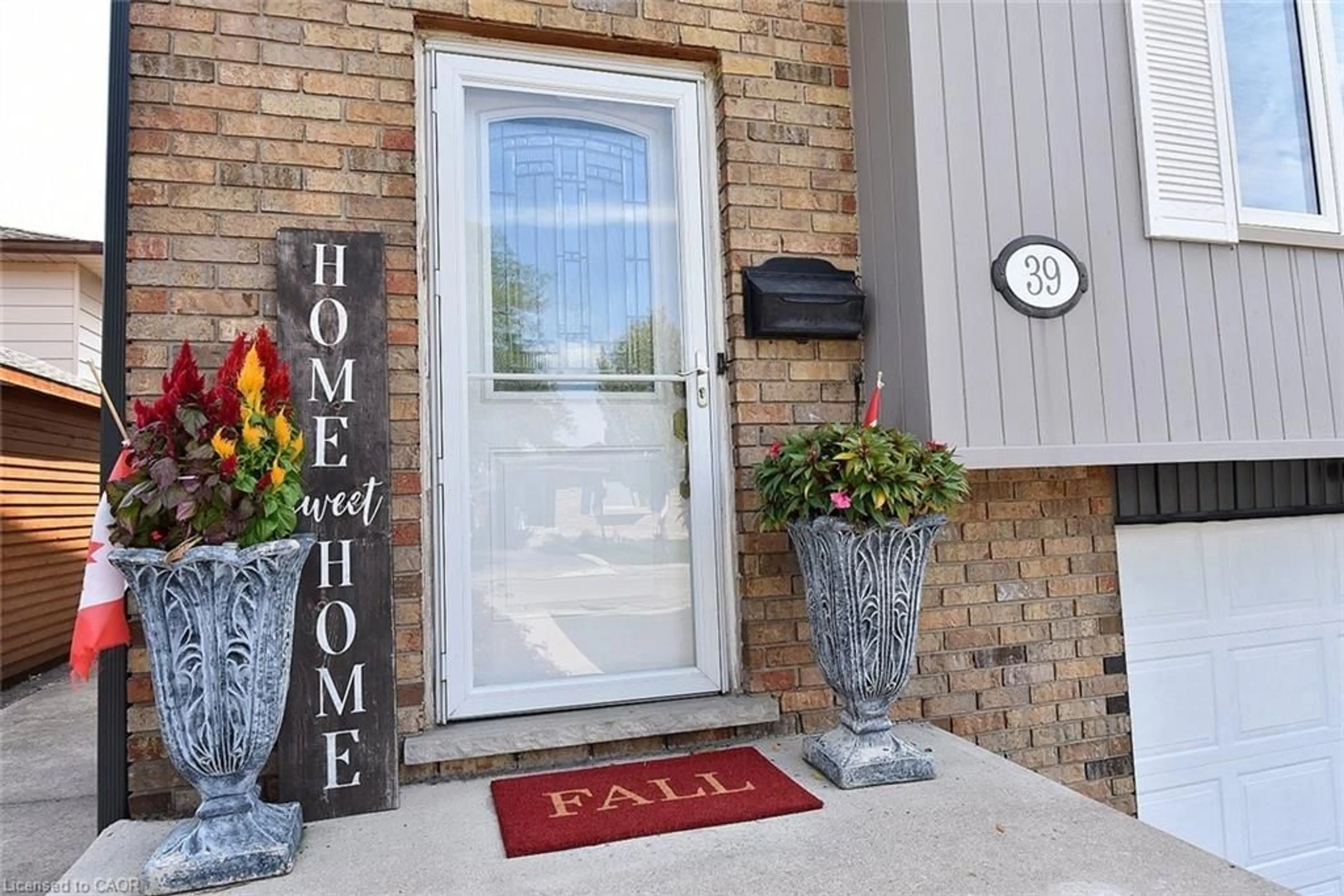 Indoor entryway for 39 Markson Cres, Hamilton Ontario L8T 4W3
