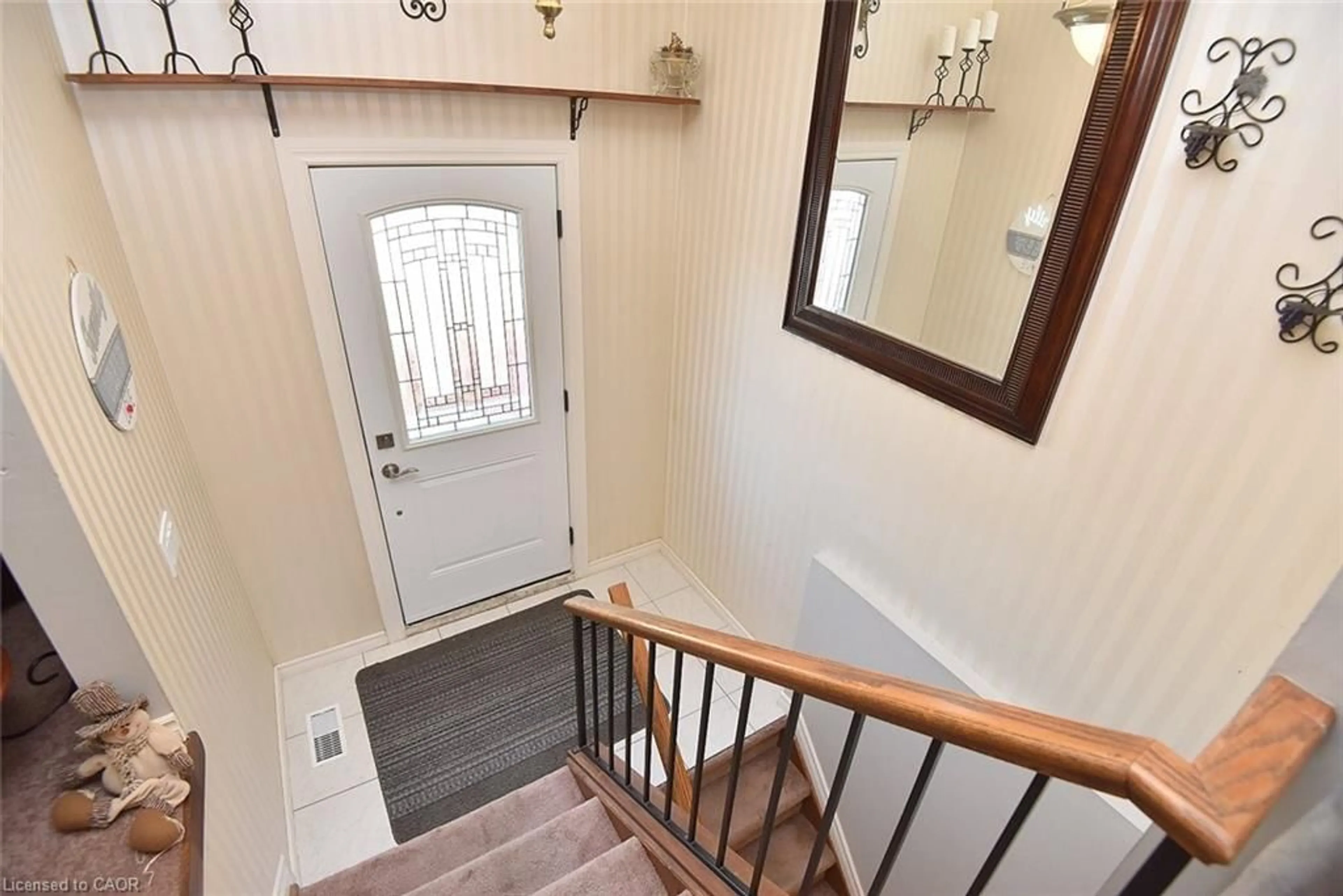 Indoor entryway for 39 Markson Cres, Hamilton Ontario L8T 4W3