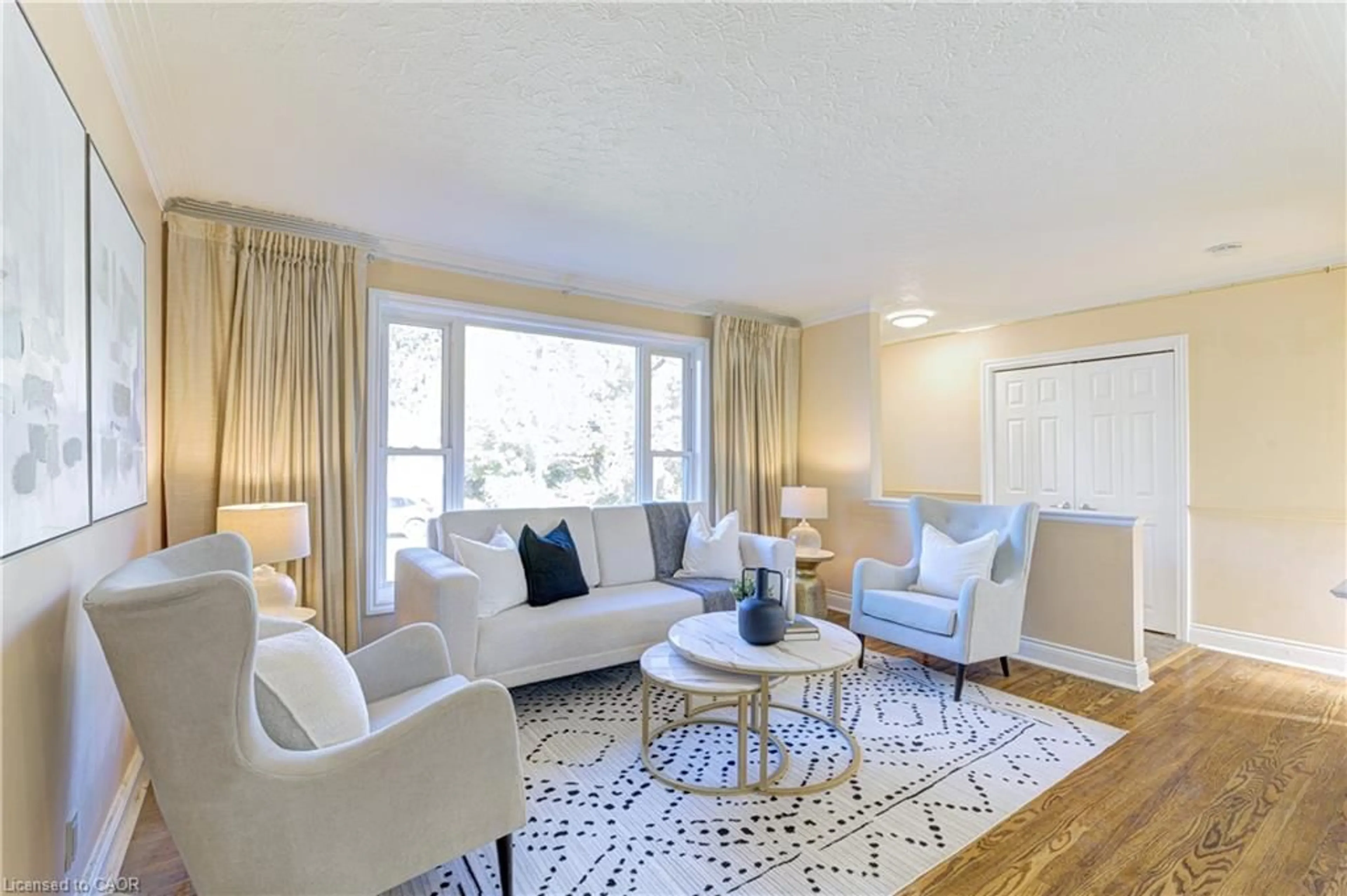 Living room with furniture, unknown for 46 Woodlawn Ave, Mississauga Ontario L5G 3K6