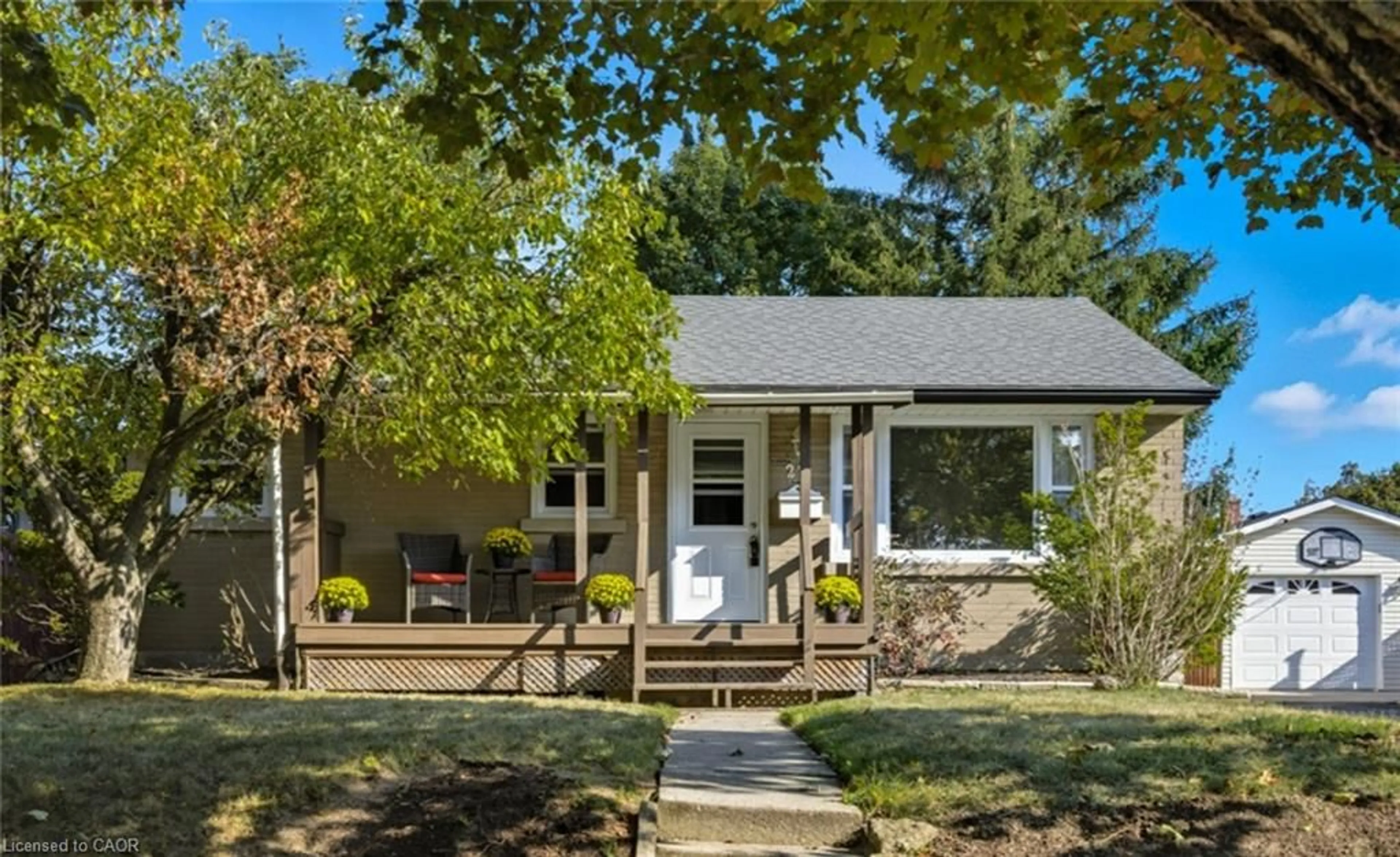 Home with vinyl exterior material, street for 27 Broadmoor Ave, Kitchener Ontario N2C 1Y6