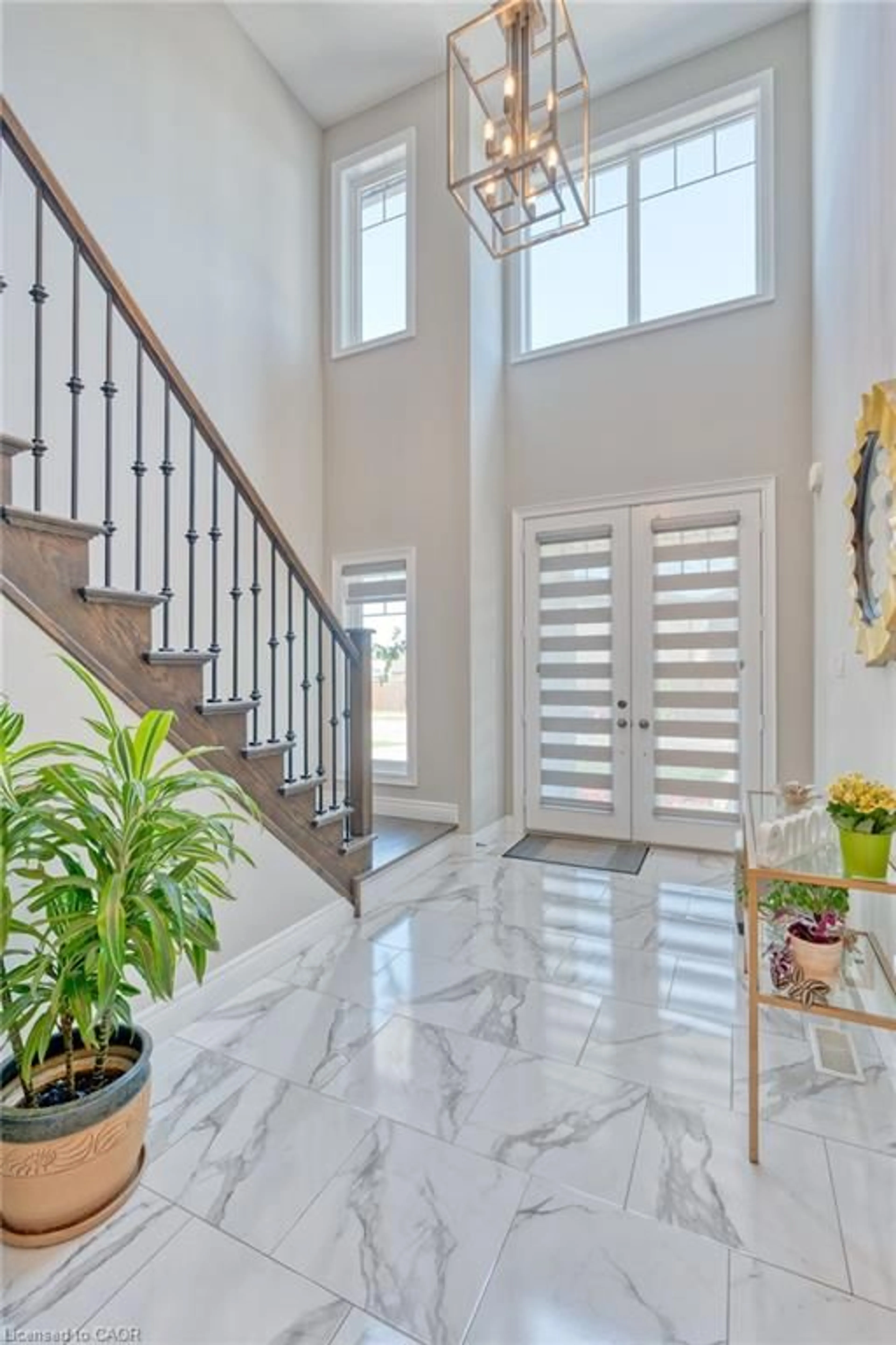 Indoor entryway for 16 Eringate Crt, Stoney Creek Ontario L8J 0L7