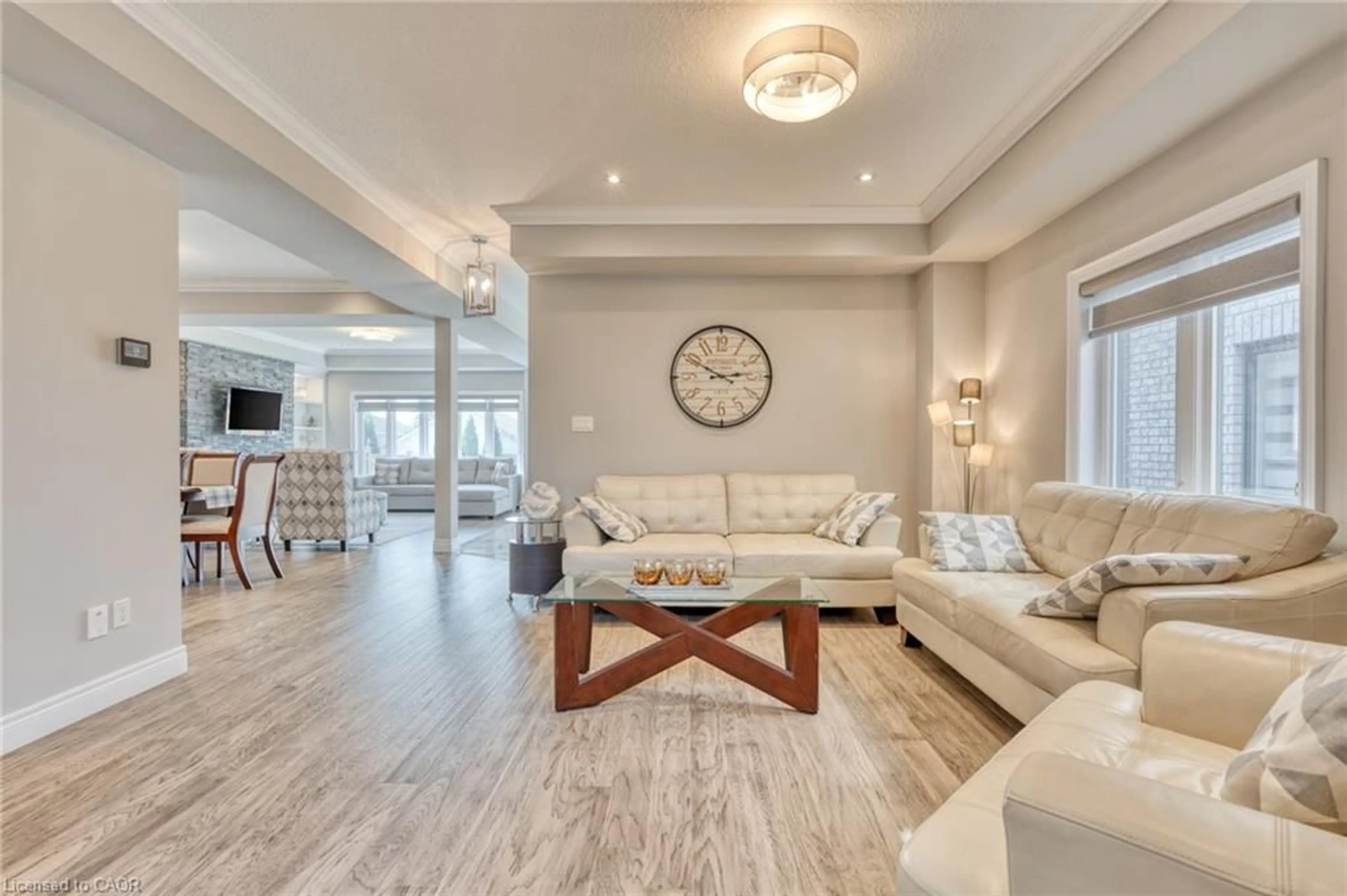 Living room with furniture, unknown for 16 Eringate Crt, Stoney Creek Ontario L8J 0L7