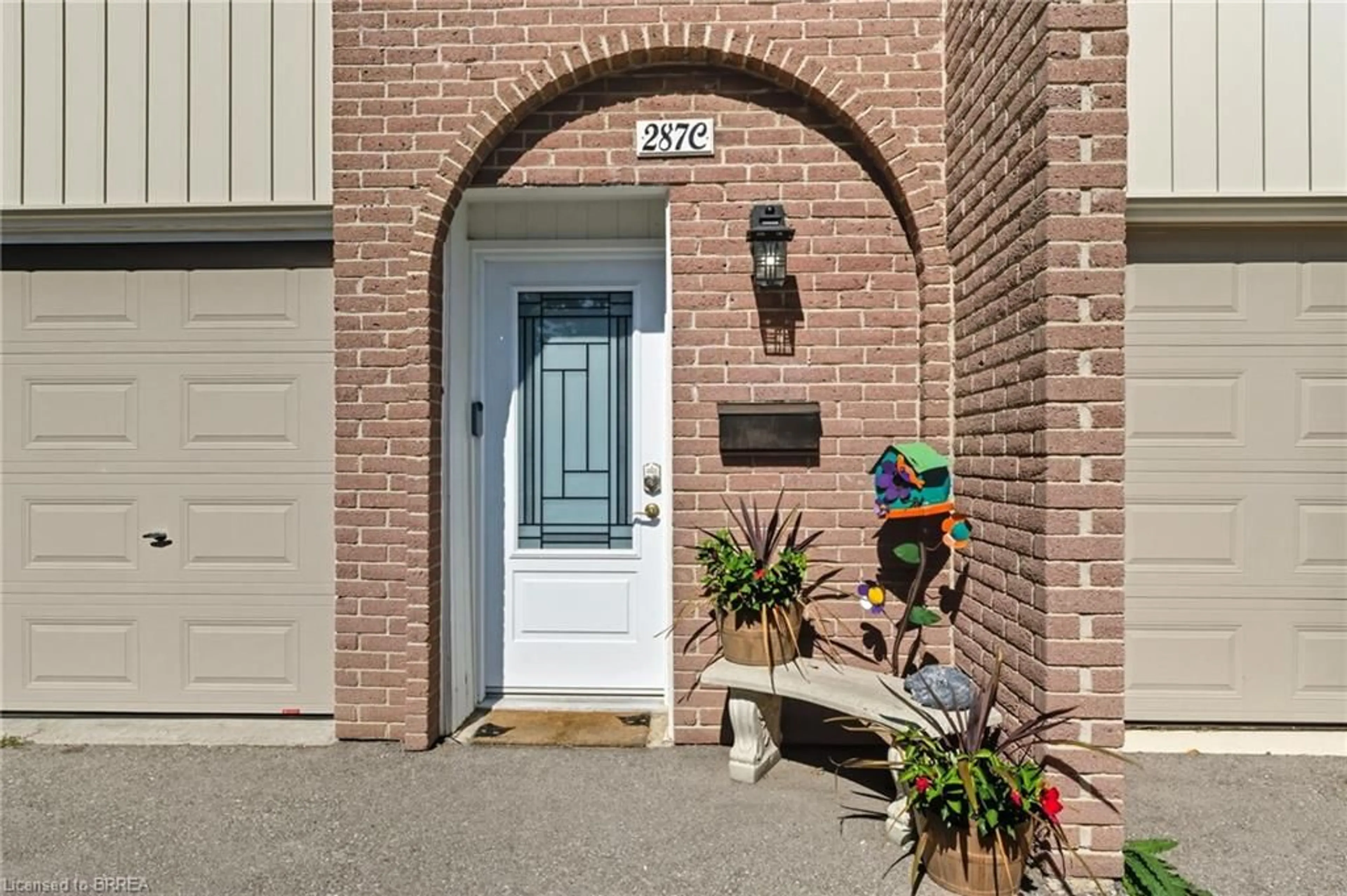Indoor entryway for 287 Stanley St #C, Brantford Ontario N3S 7K3