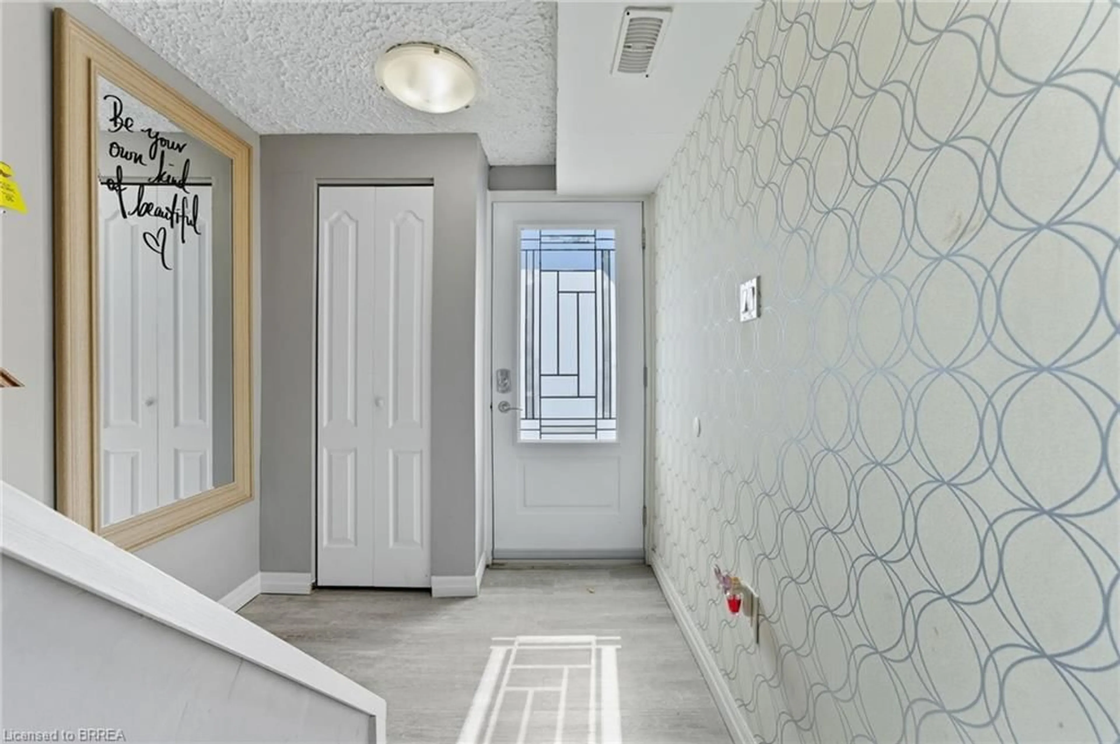 Indoor entryway for 287 Stanley St #C, Brantford Ontario N3S 7K3