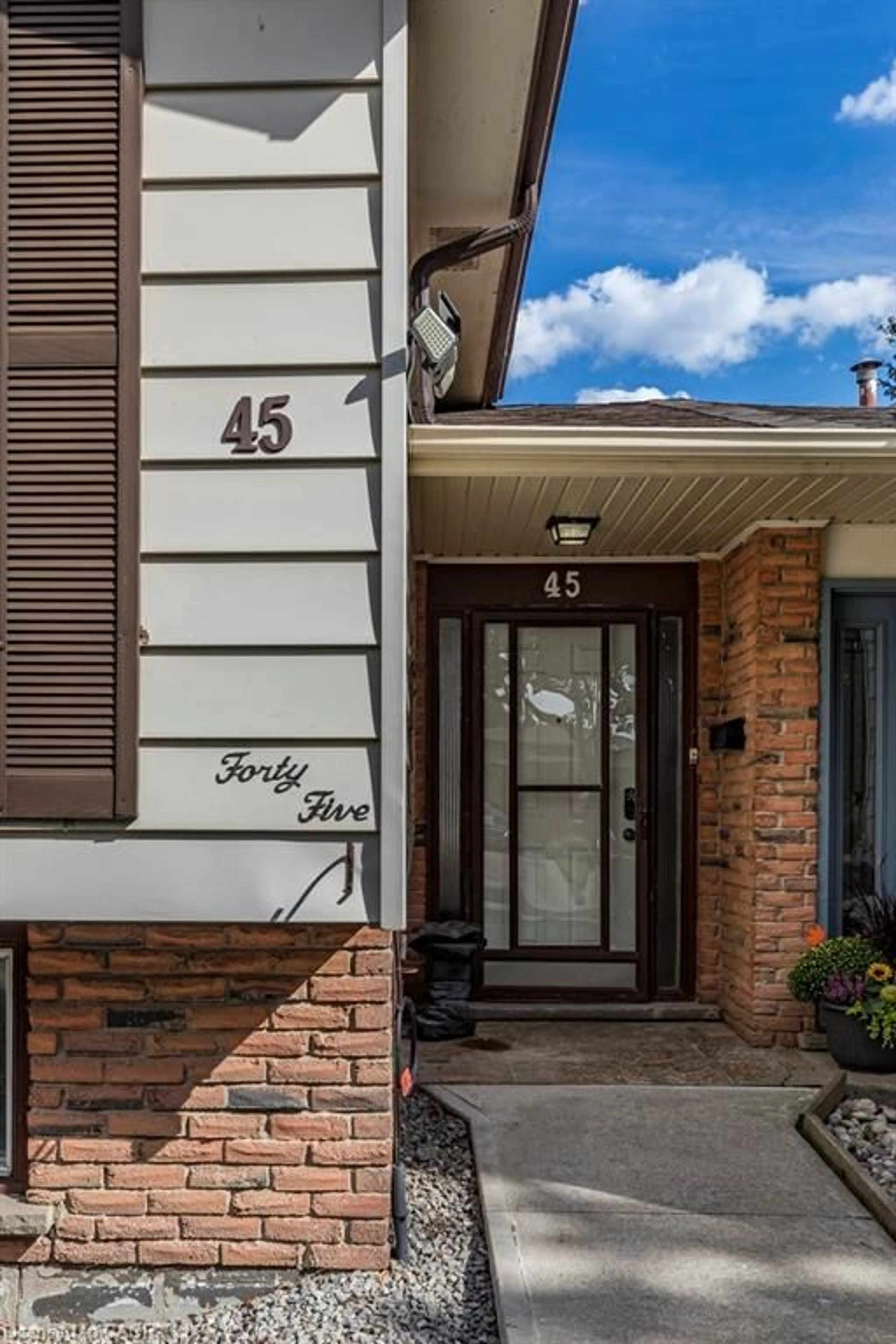 Indoor entryway for 45 Fonthill Rd, Hamilton Ontario L9C 6A1