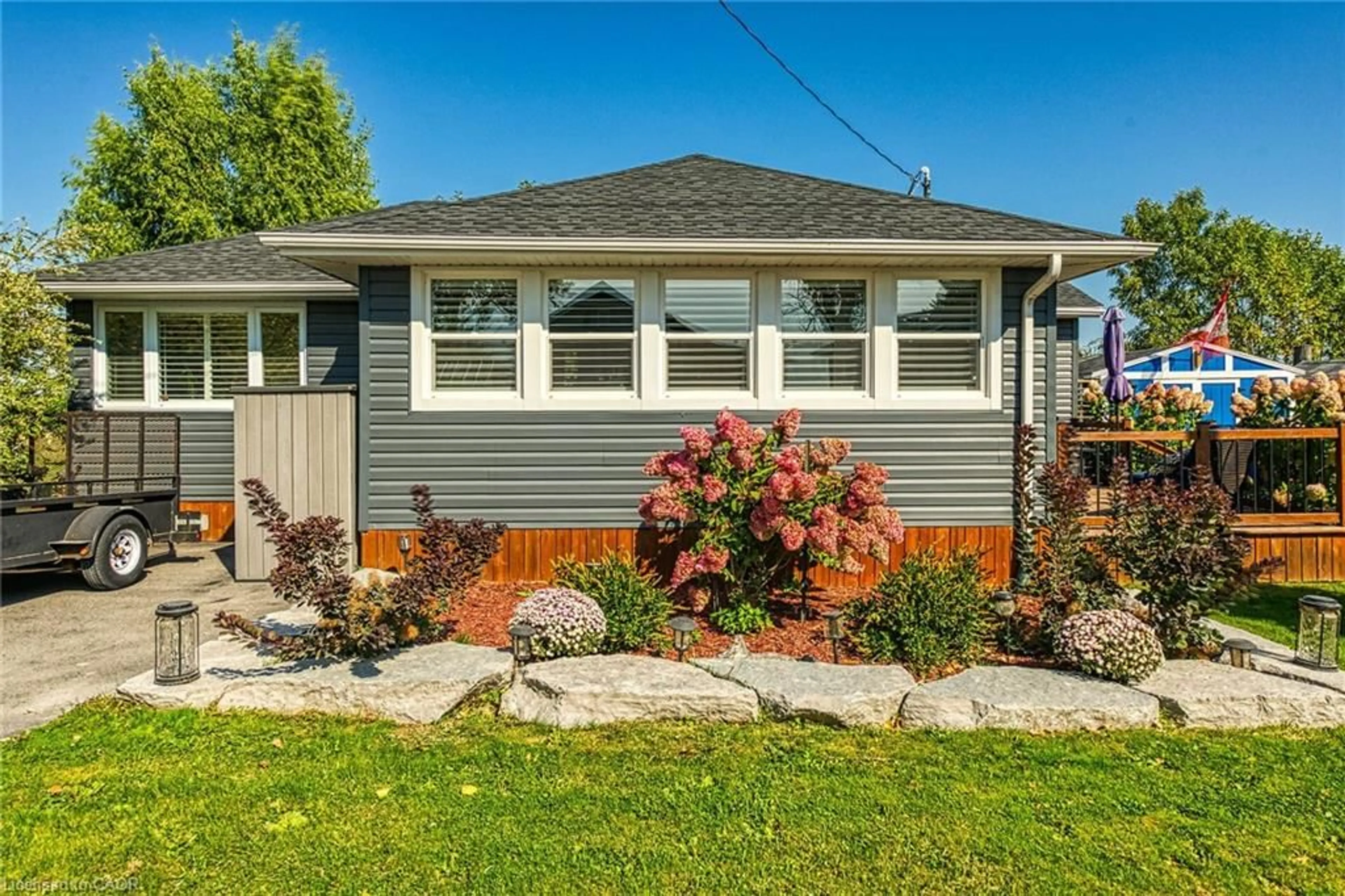 Home with vinyl exterior material, street for 2011 Lakeshore Rd, Dunnville Ontario N1A 2W8