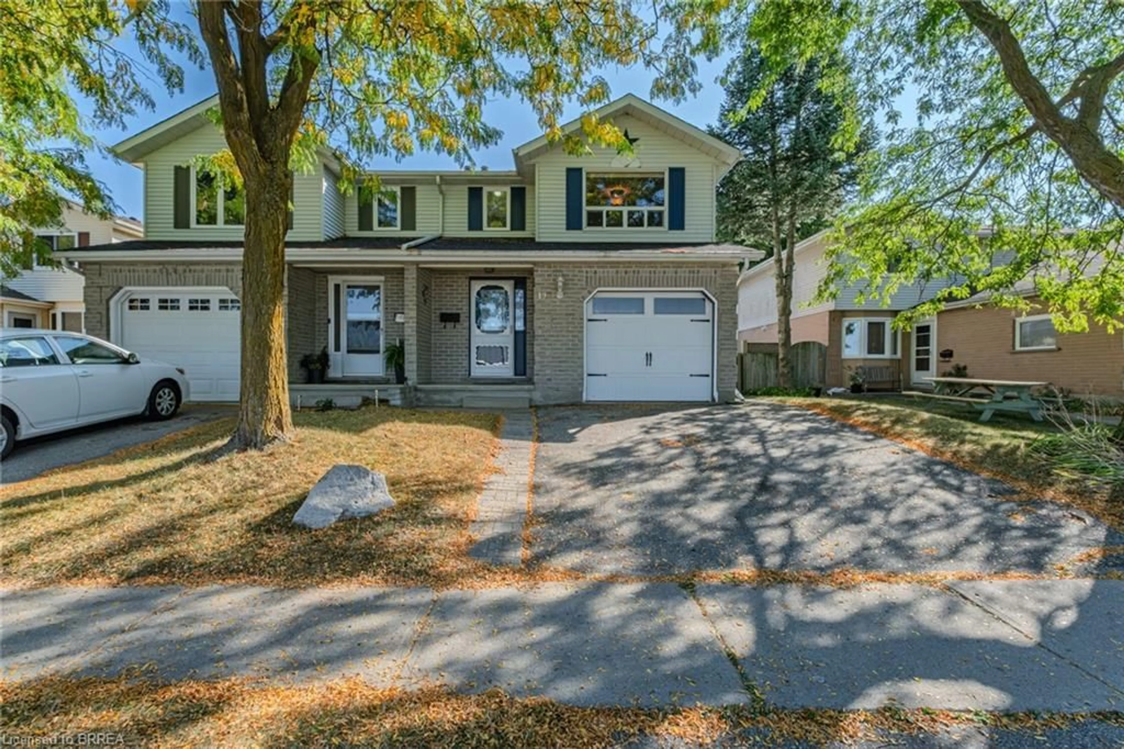 Home with vinyl exterior material, street for 19 Oak Ave, Paris Ontario N3L 3C6
