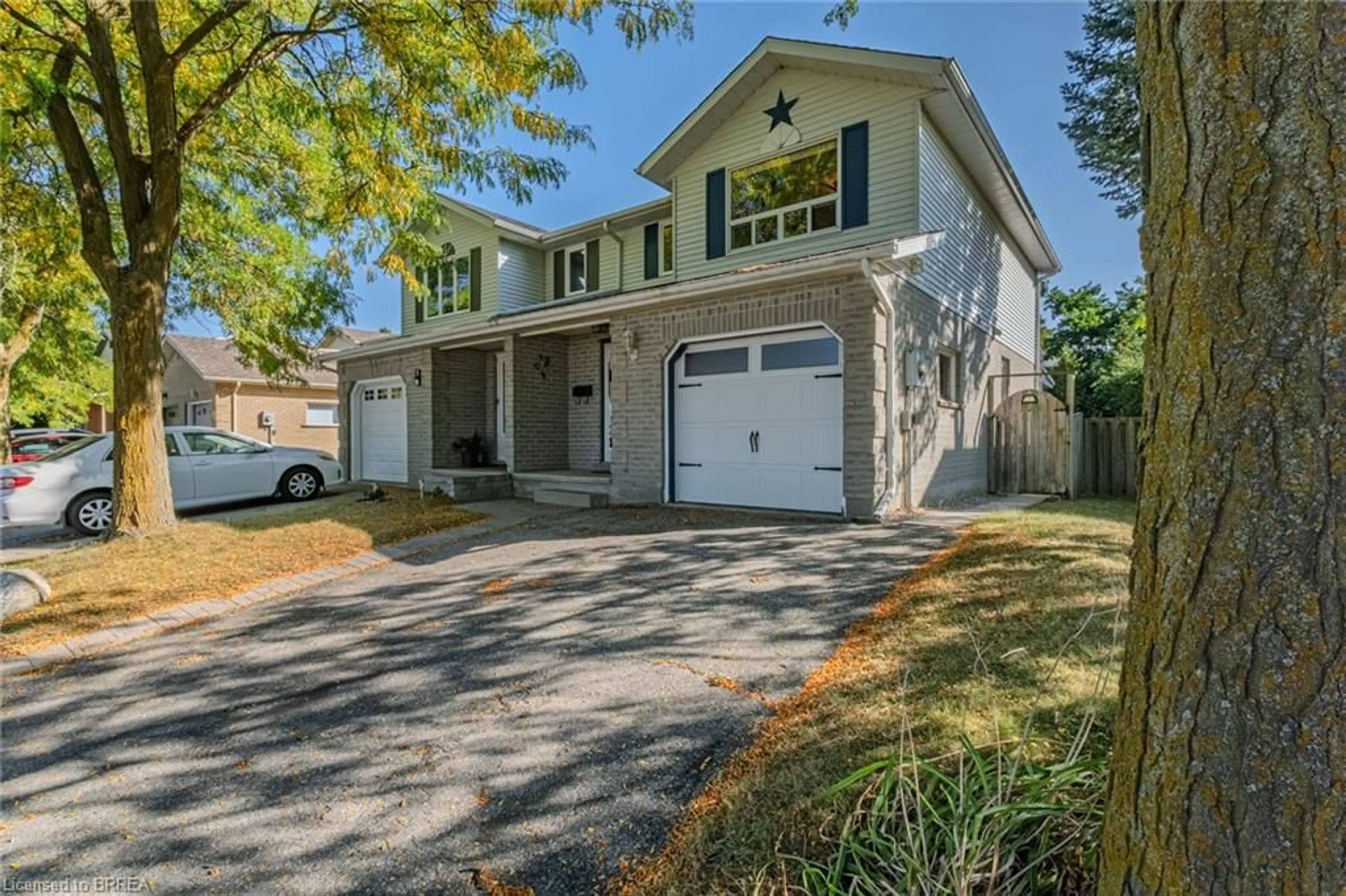 Home with vinyl exterior material, street for 19 Oak Ave, Paris Ontario N3L 3C6