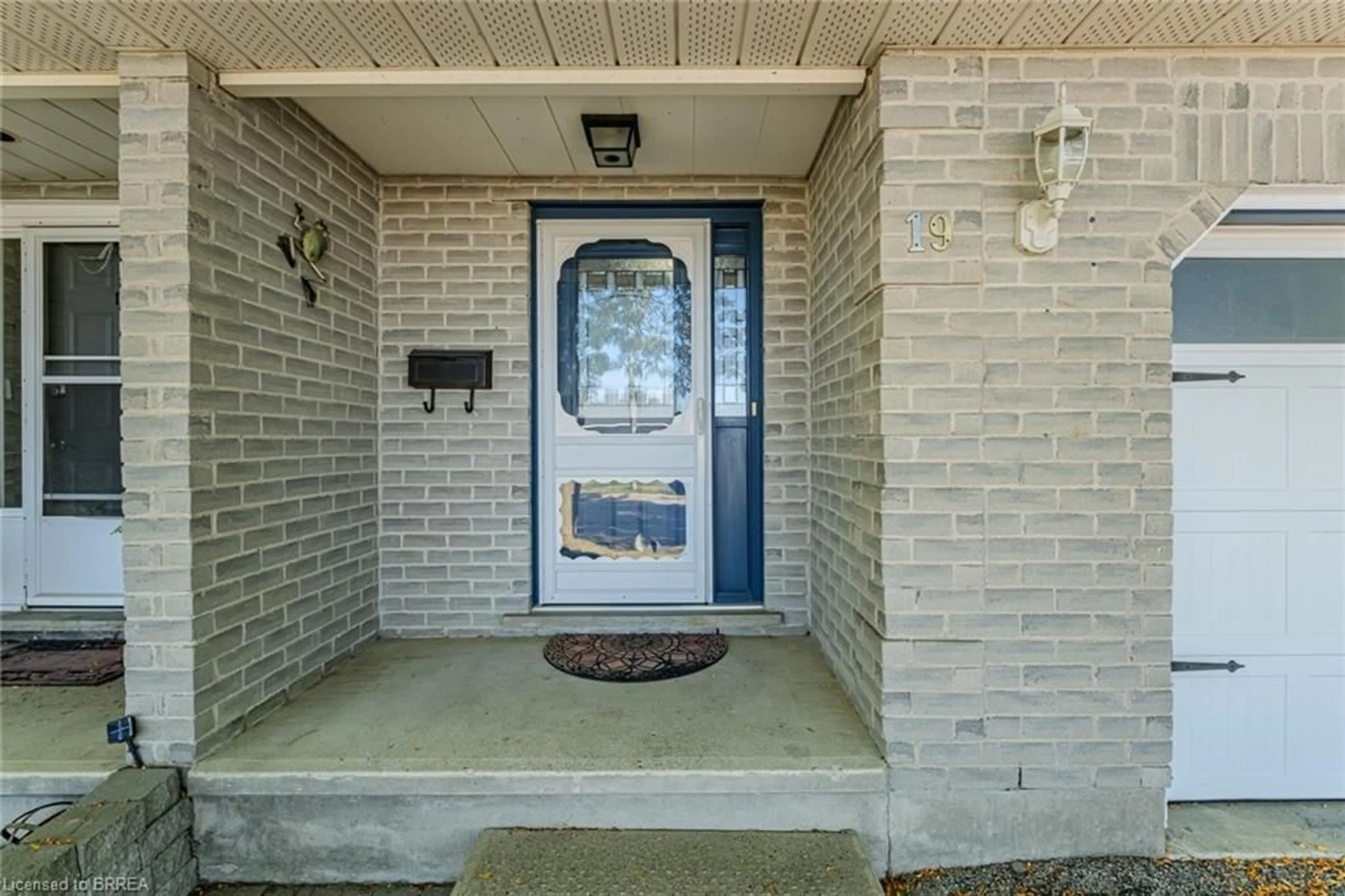 Indoor entryway for 19 Oak Ave, Paris Ontario N3L 3C6