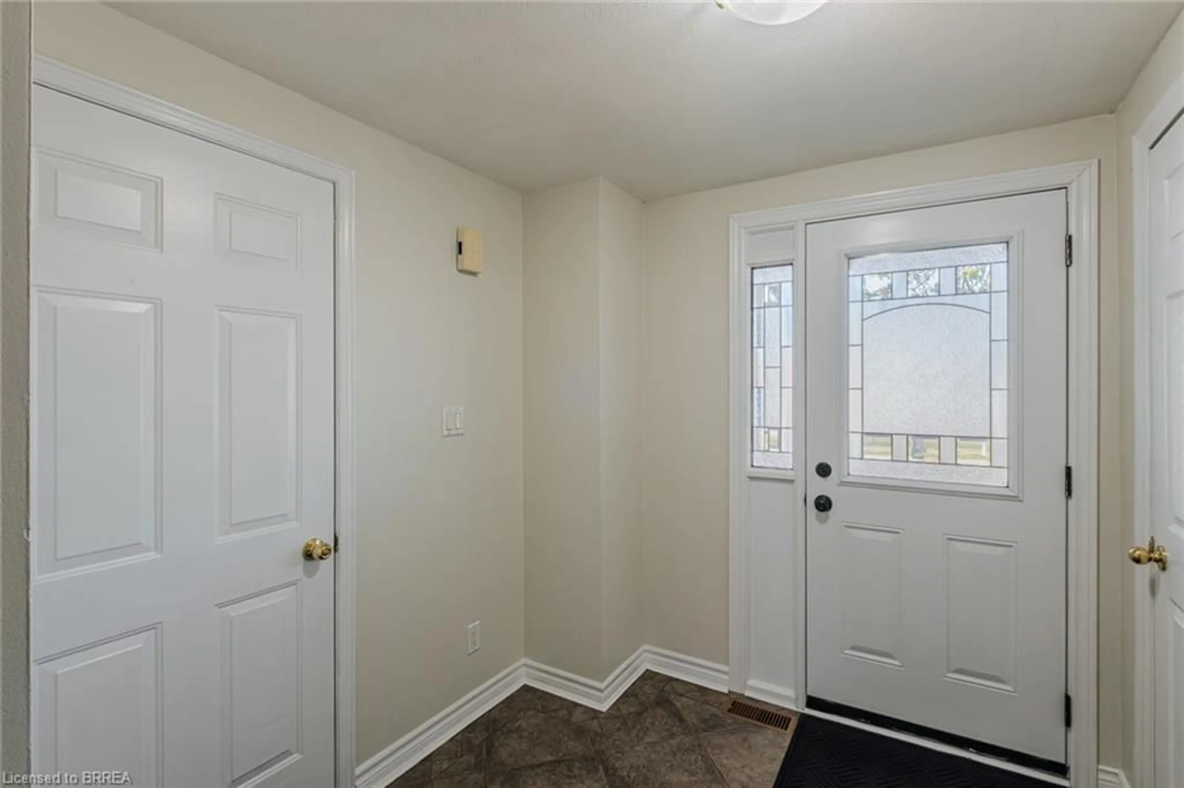 Indoor entryway for 19 Oak Ave, Paris Ontario N3L 3C6