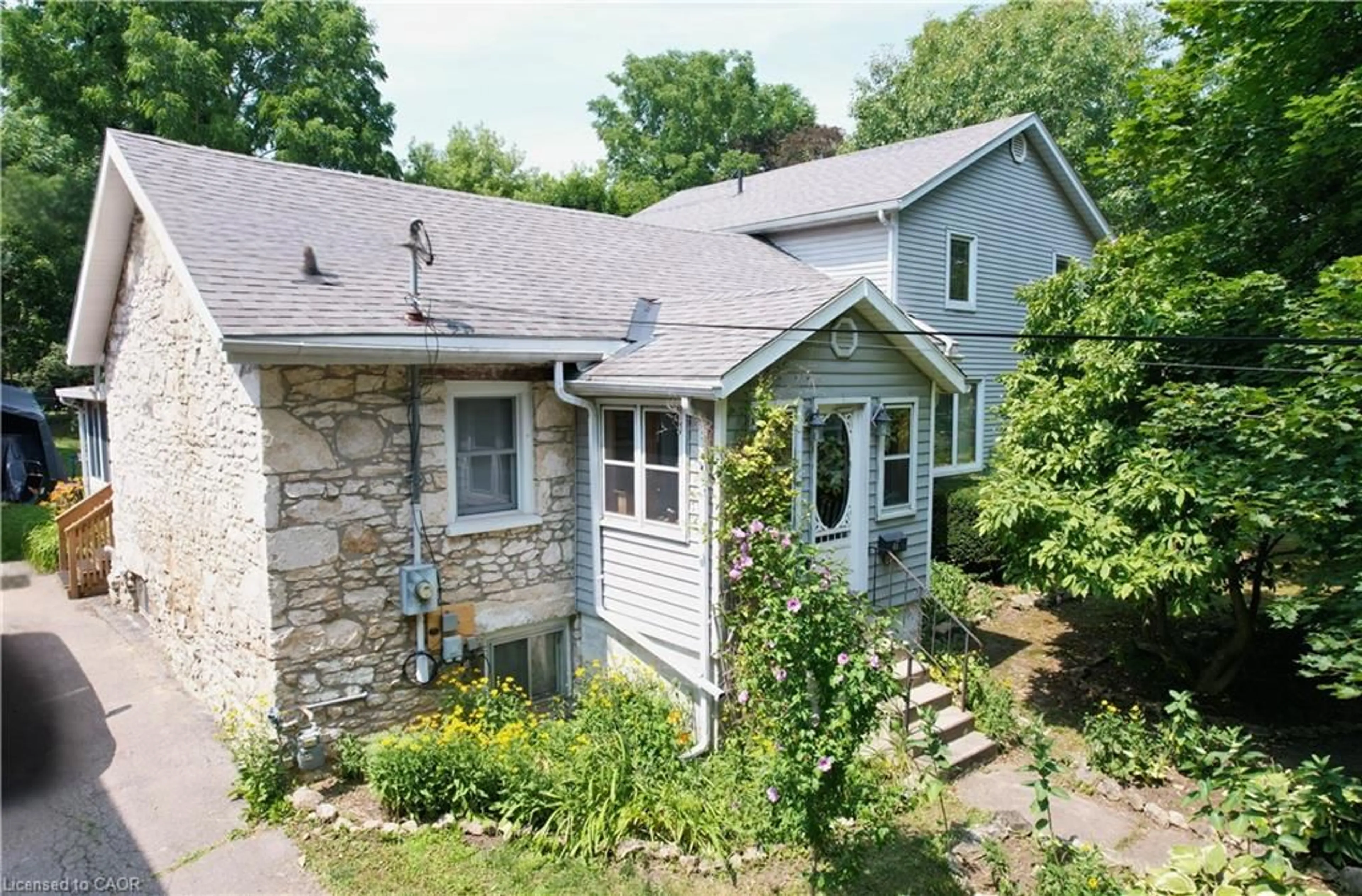 A pic from outside/outdoor area/front of a property/back of a property/a pic from drone, street for 69 Nottingham St, Guelph Ontario N1H 3M9