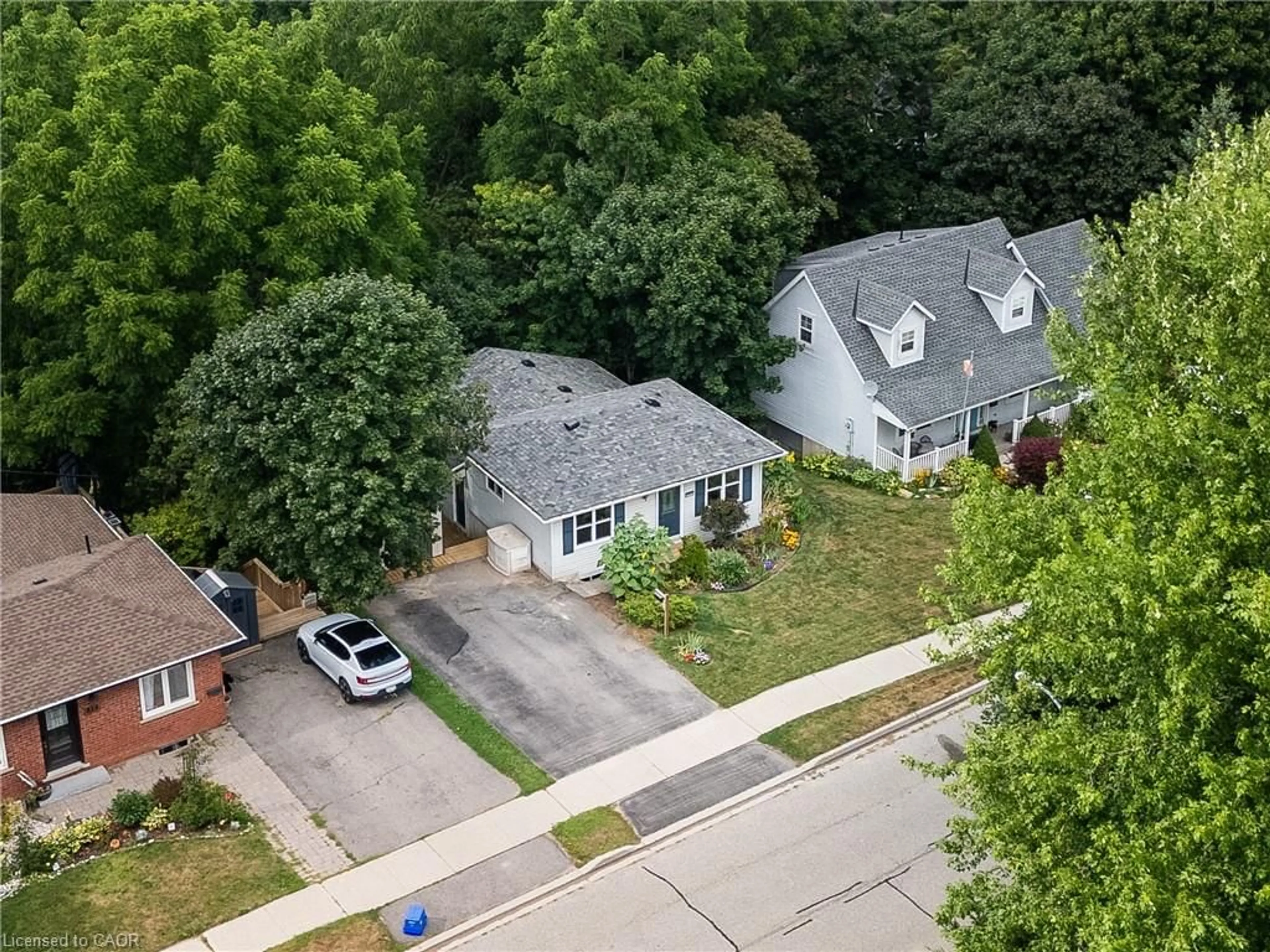 A pic from outside/outdoor area/front of a property/back of a property/a pic from drone, street for 209 Wellington St, Fergus Ontario N1M 3E1