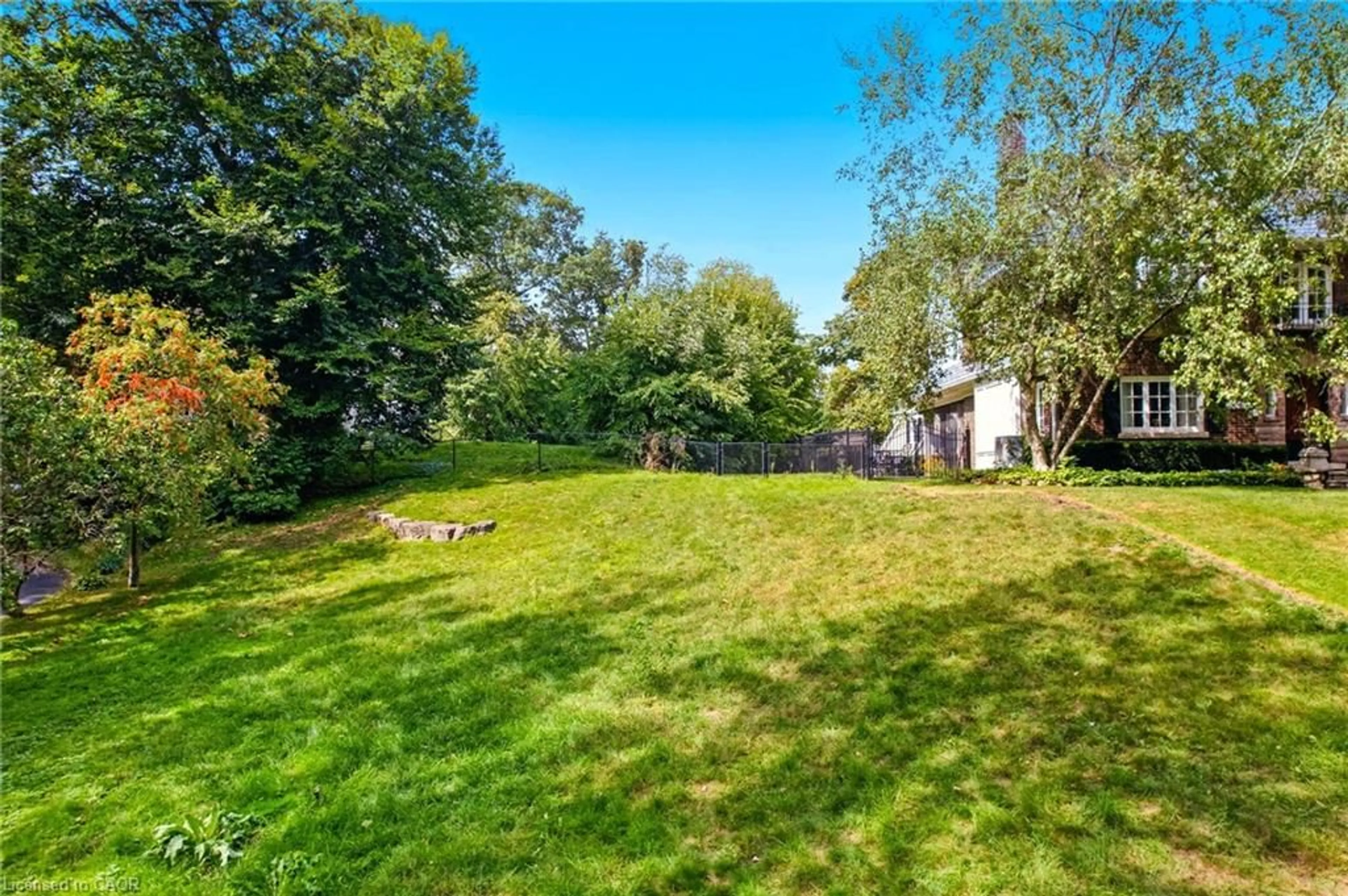 A pic from outside/outdoor area/front of a property/back of a property/a pic from drone, forest/trees view for 3063 Woodland Park Dr, Burlington Ontario L7N 1K8