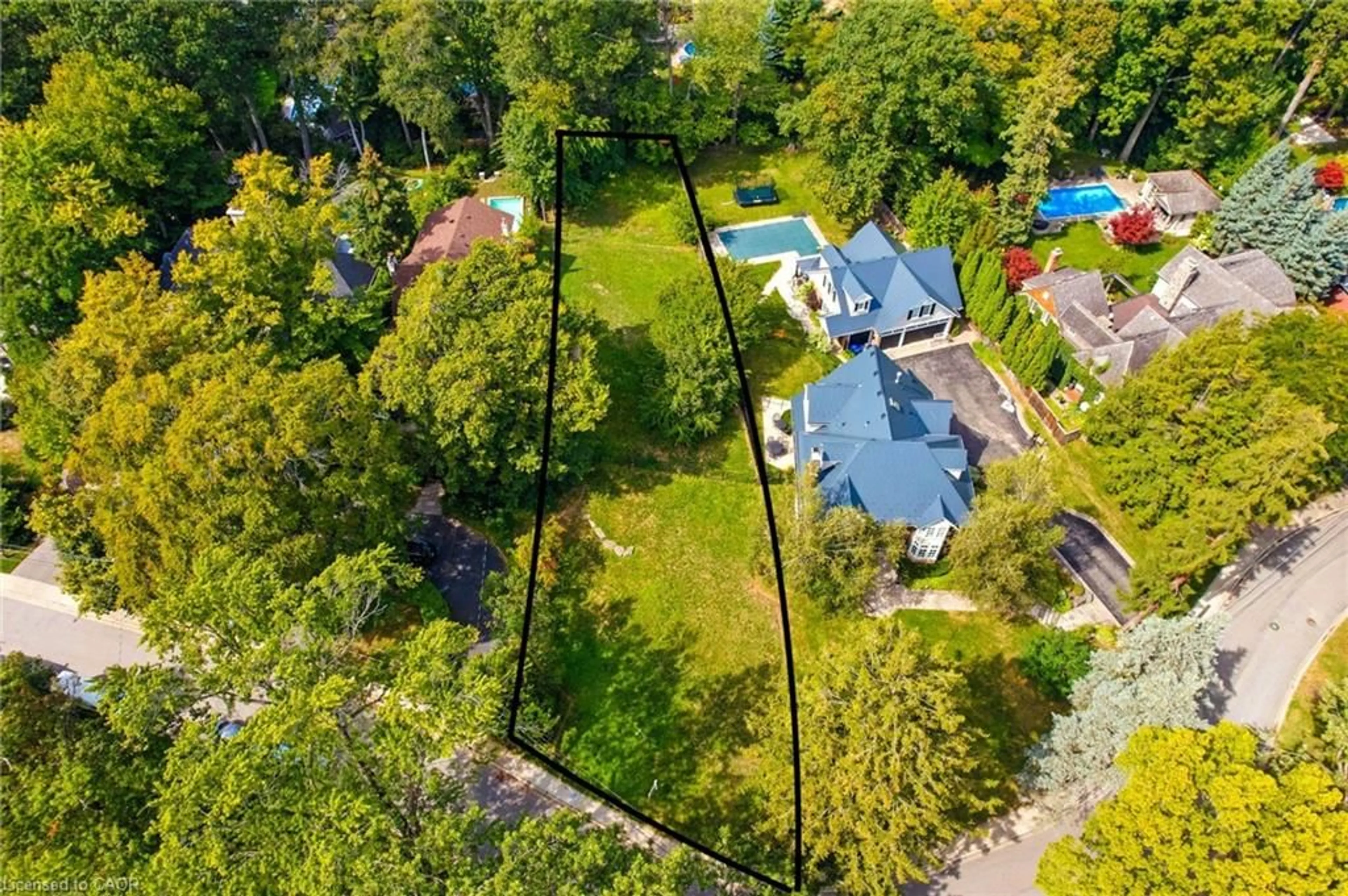 A pic from outside/outdoor area/front of a property/back of a property/a pic from drone, unknown for 3063 Woodland Park Dr, Burlington Ontario L7N 1K8