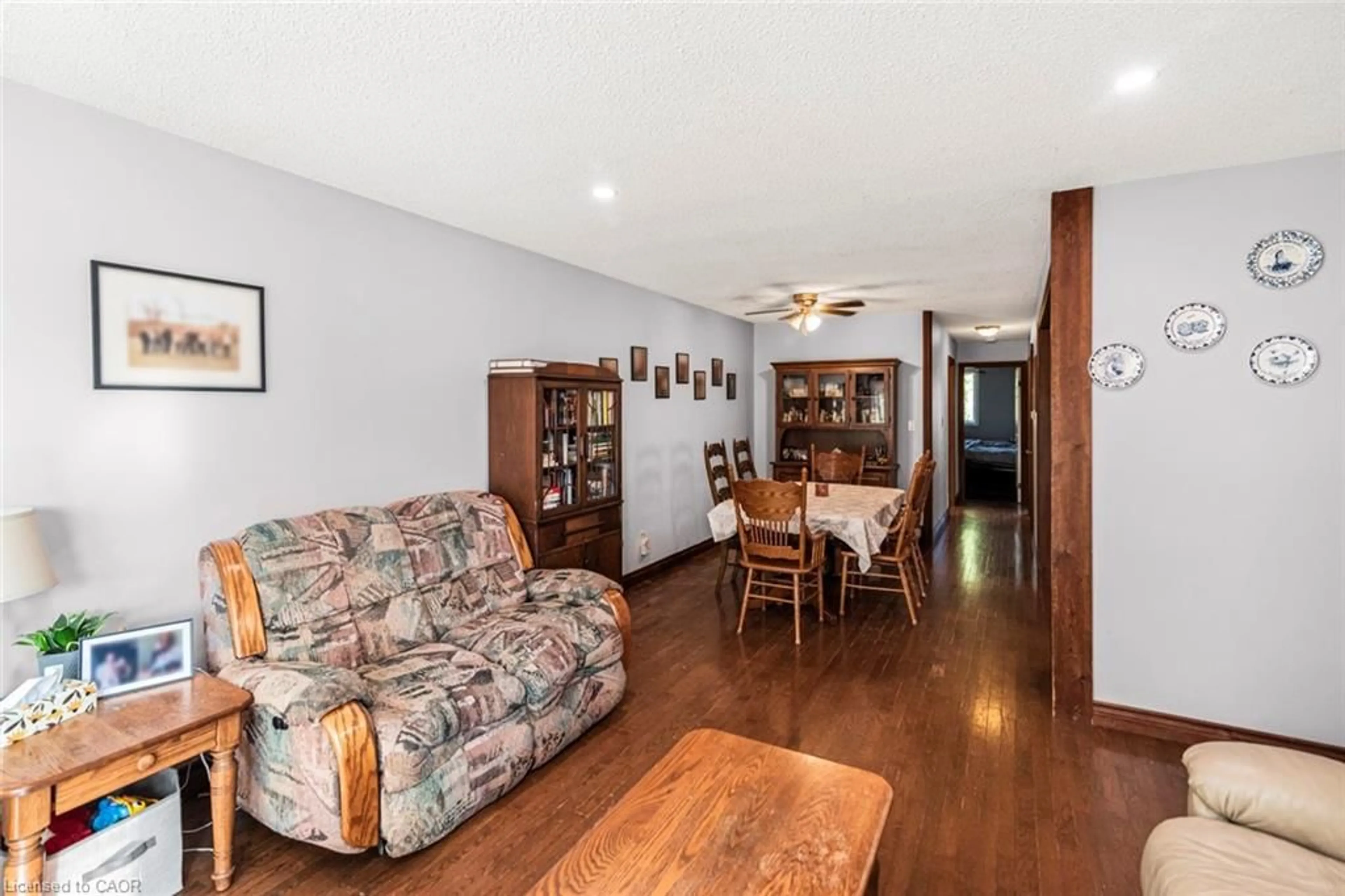 Living room with furniture, wood/laminate floor for 3309 Tallman Dr, Vineland Ontario L0R 2C0