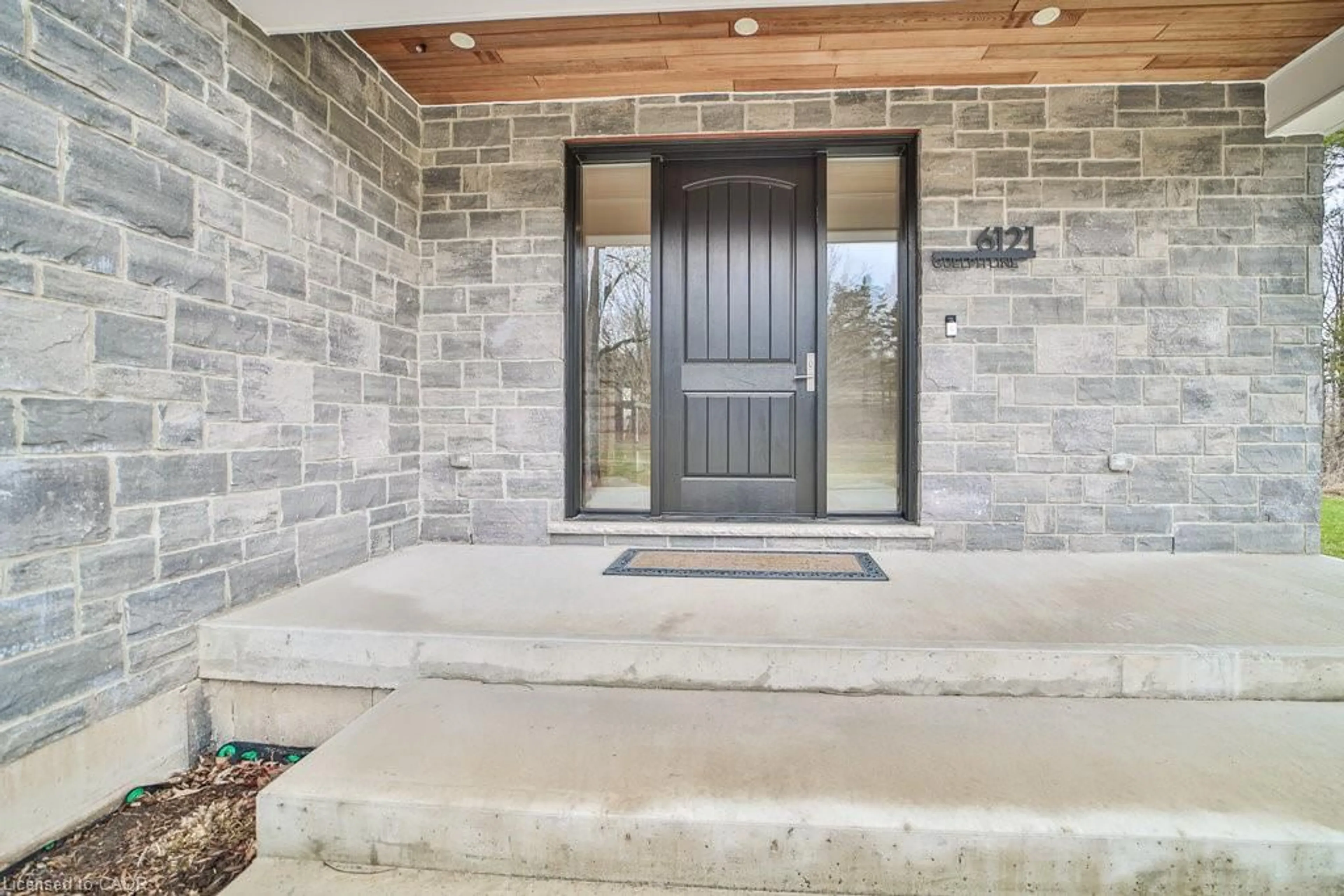 Indoor entryway for 6121 Guelph Line, Burlington Ontario L7P 0A6