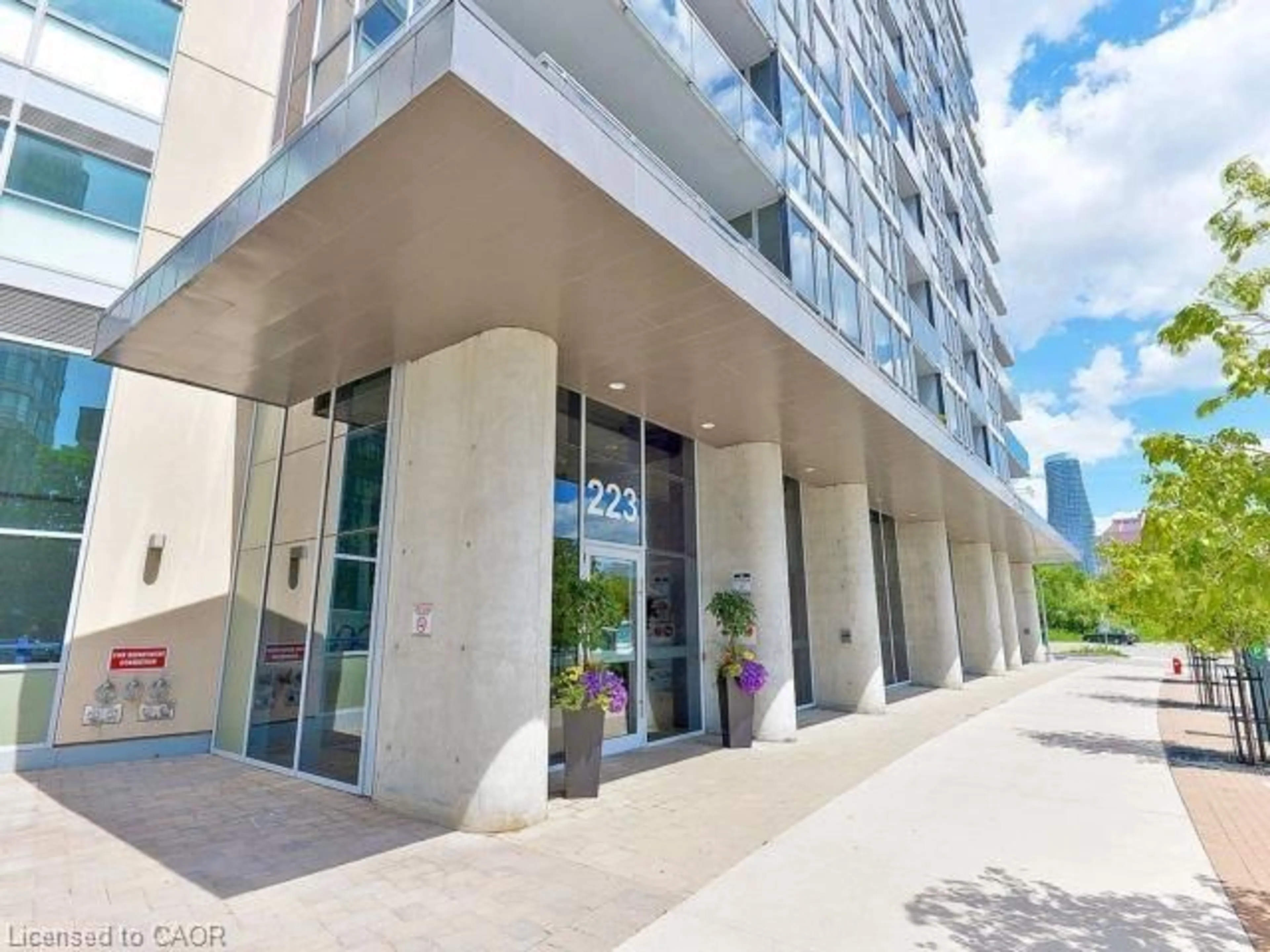 Indoor foyer for 223 Webb Dr #908, Mississauga Ontario L5B 0E8