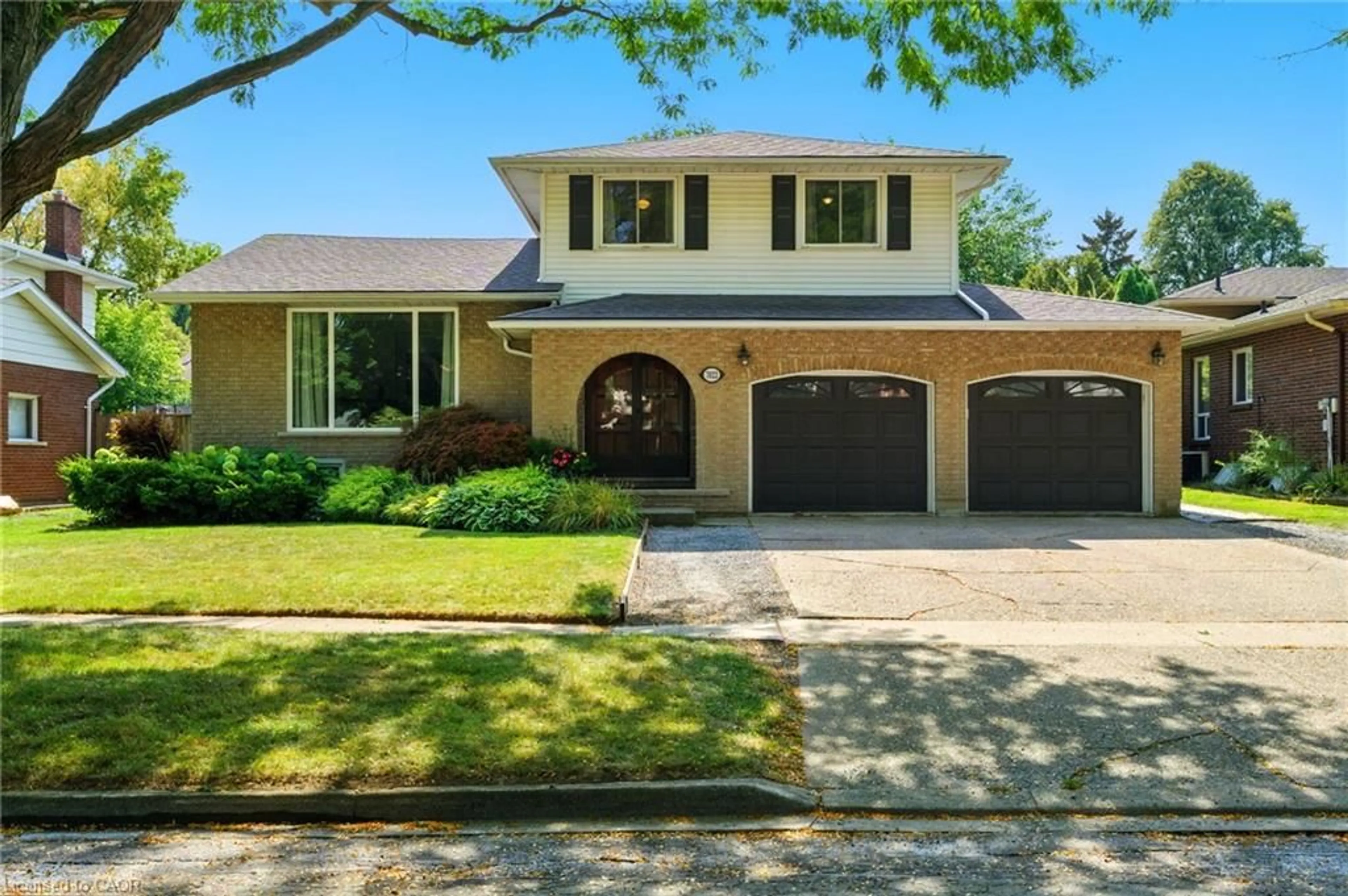 Home with brick exterior material, street for 7022 York Dr, Niagara Falls Ontario L2E 7A3
