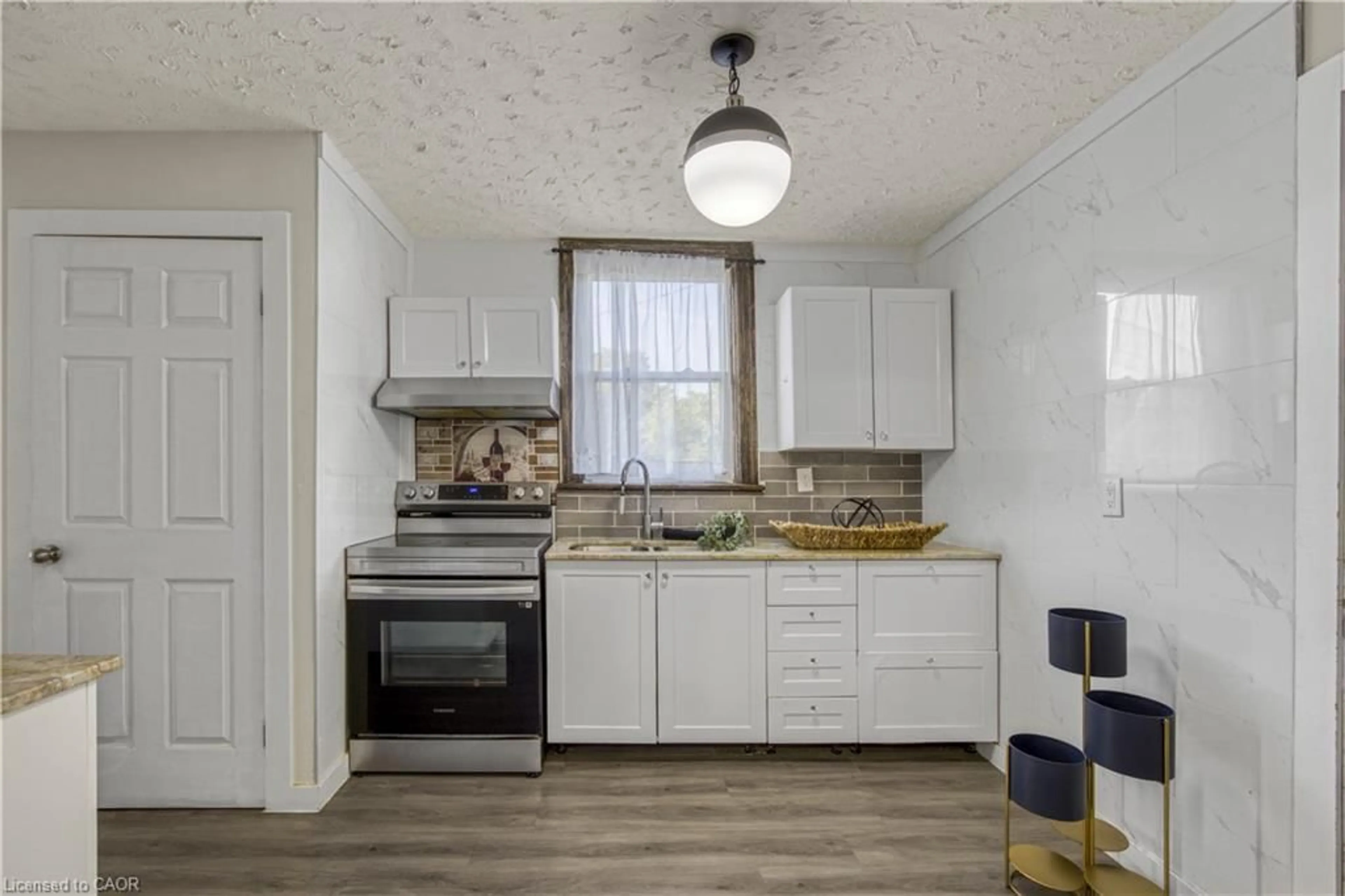 Standard kitchen, unknown for 130 Stirton St, Hamilton Ontario L8L 6G2