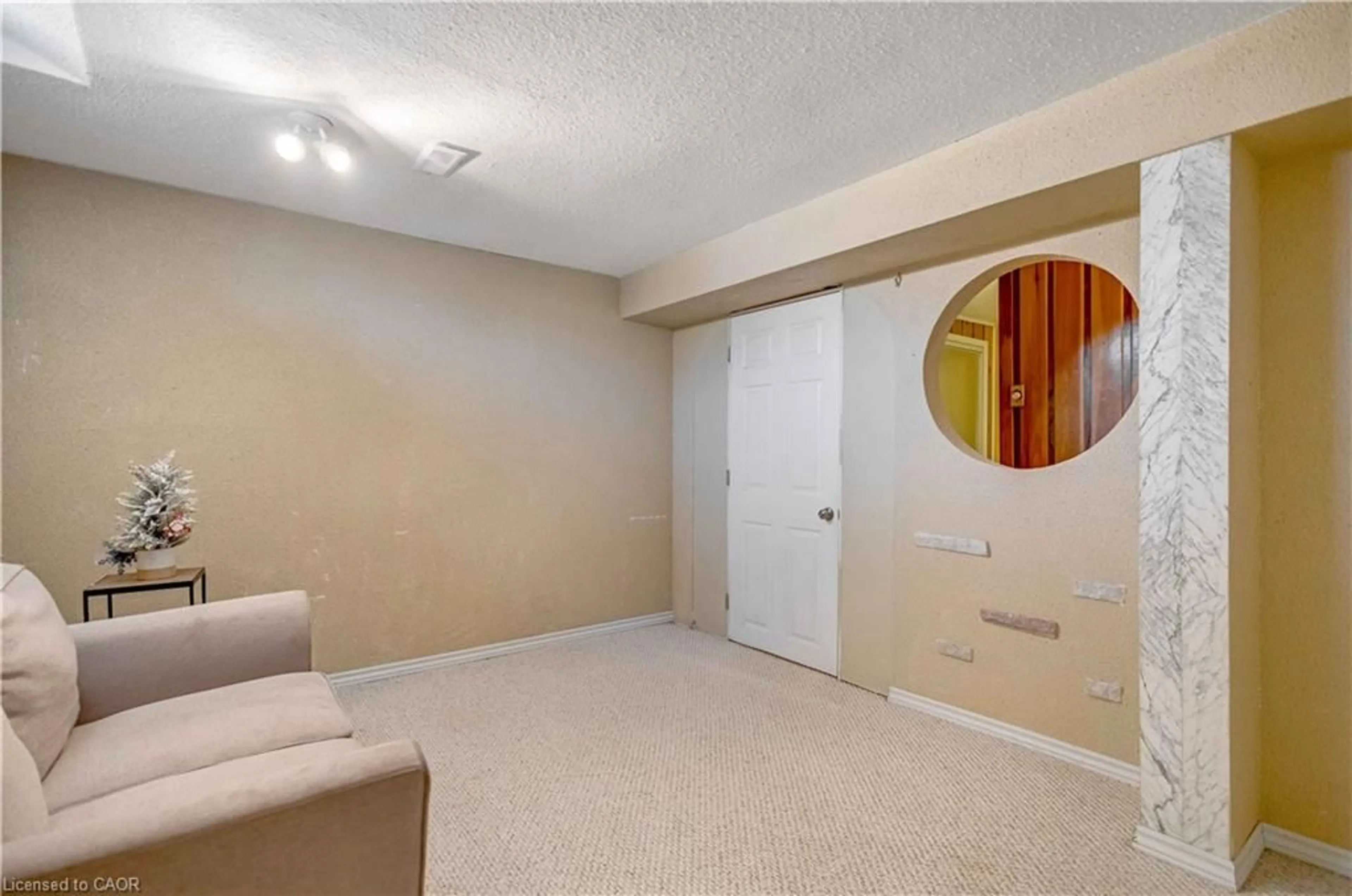 A pic of a room for 2 Robespierre Crt, Hamilton Ontario L9B 2G6