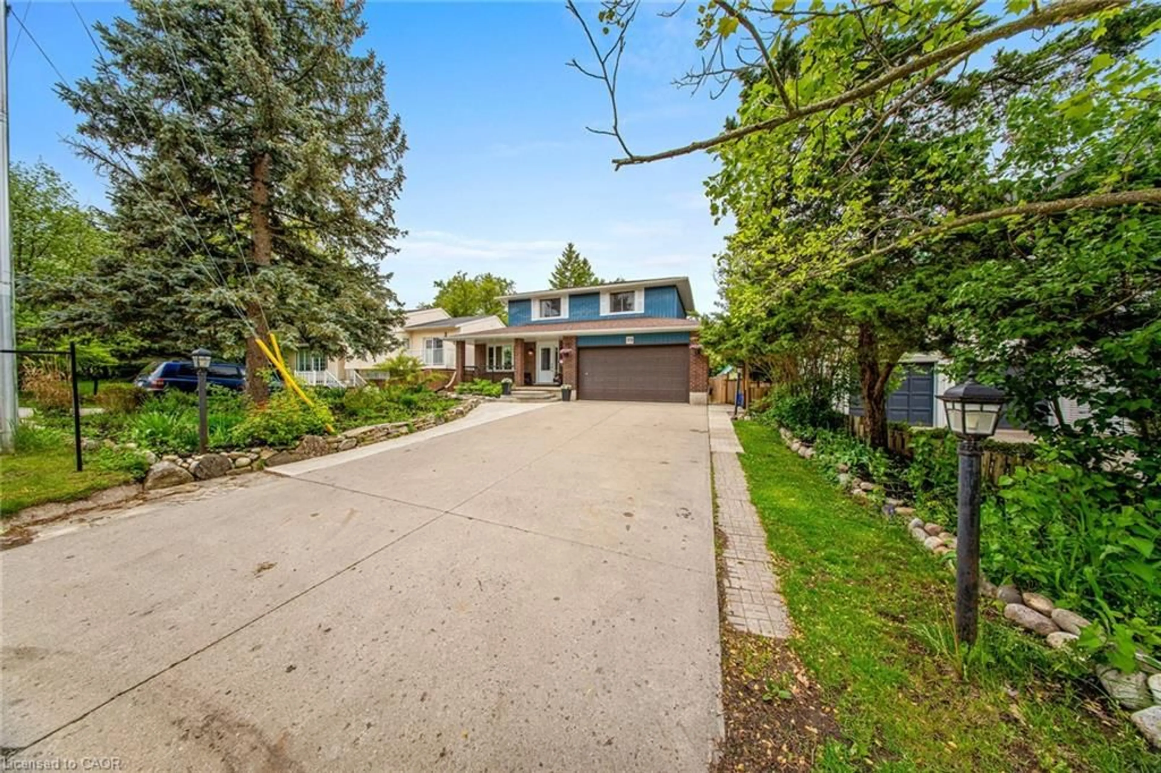 A pic from outside/outdoor area/front of a property/back of a property/a pic from drone, street for 99 Pinnacle Dr, Kitchener Ontario N2P 1B8